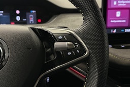 punainen Skoda Enyaq 2025 kuva 15.