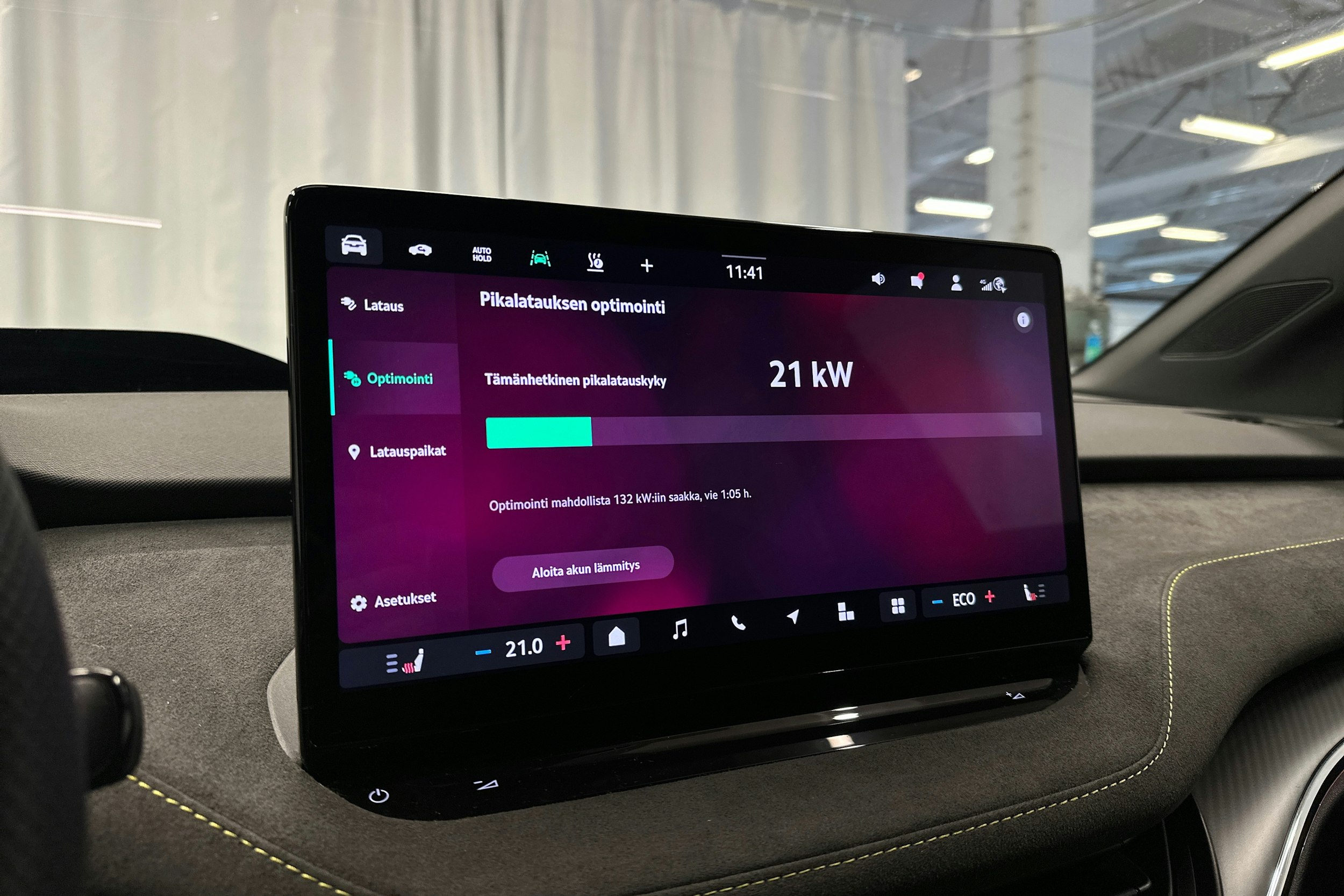 punainen Skoda Enyaq 2025 kuva 21.