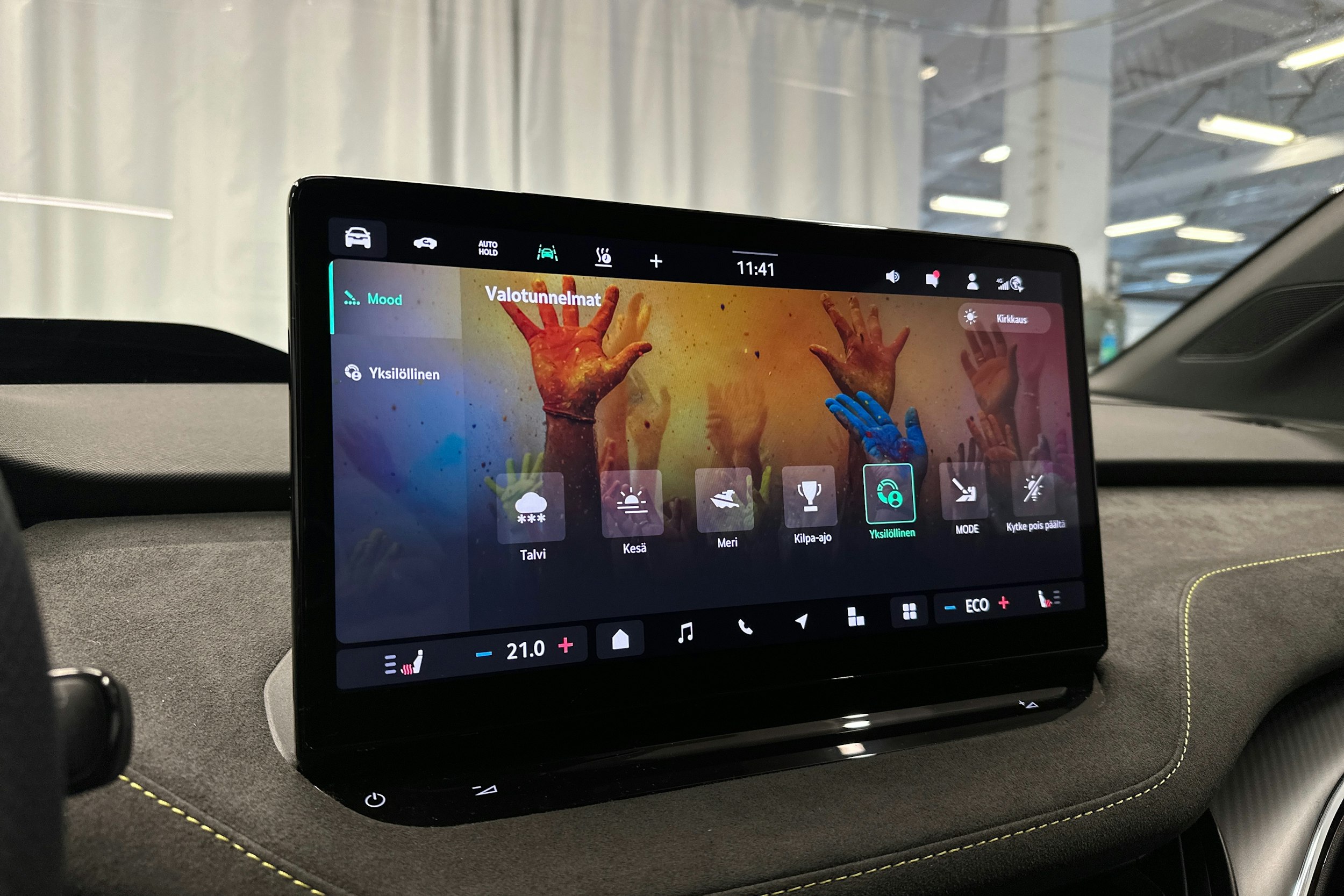 punainen Skoda Enyaq 2025 kuva 23.