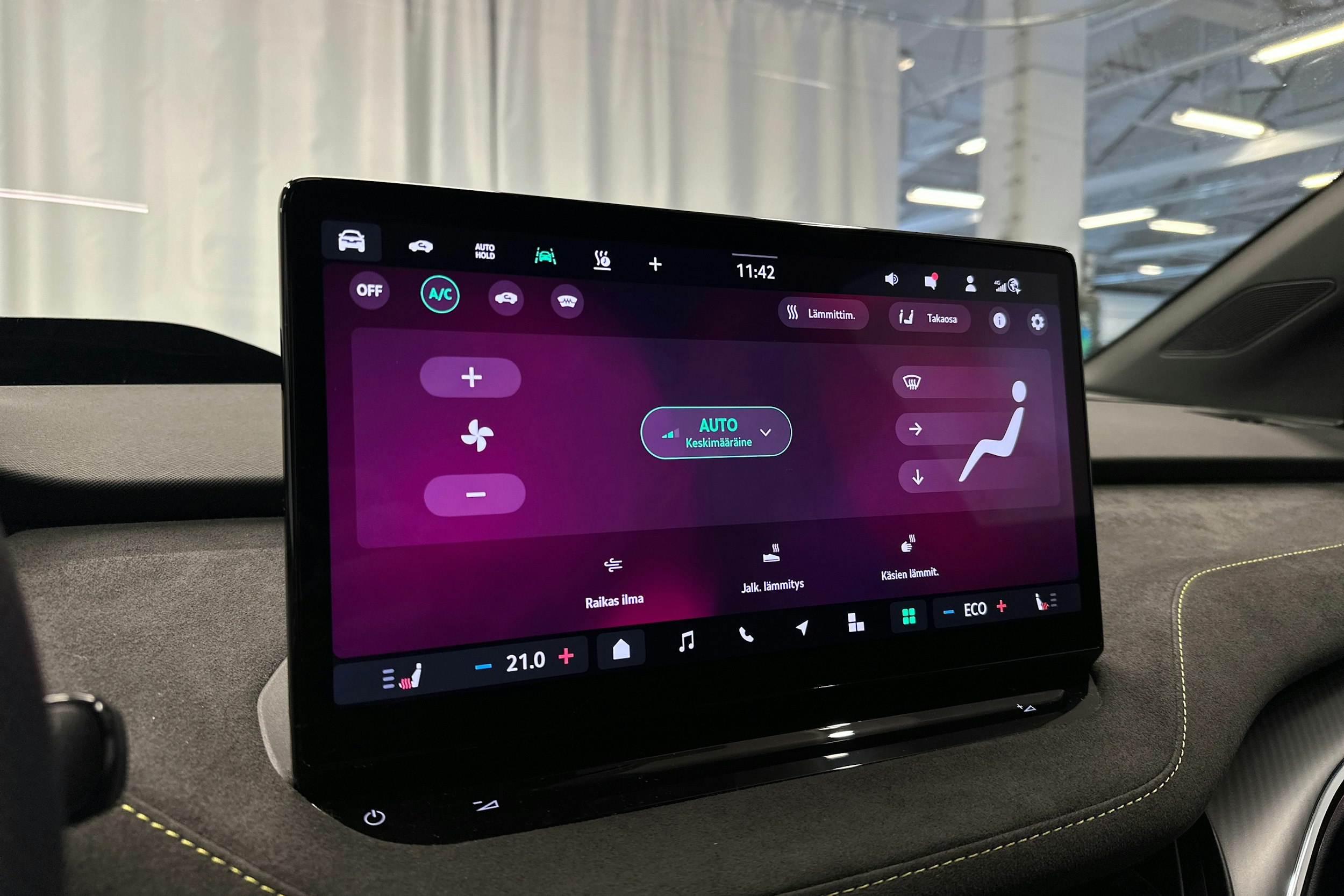 punainen Skoda Enyaq 2025 kuva 26.