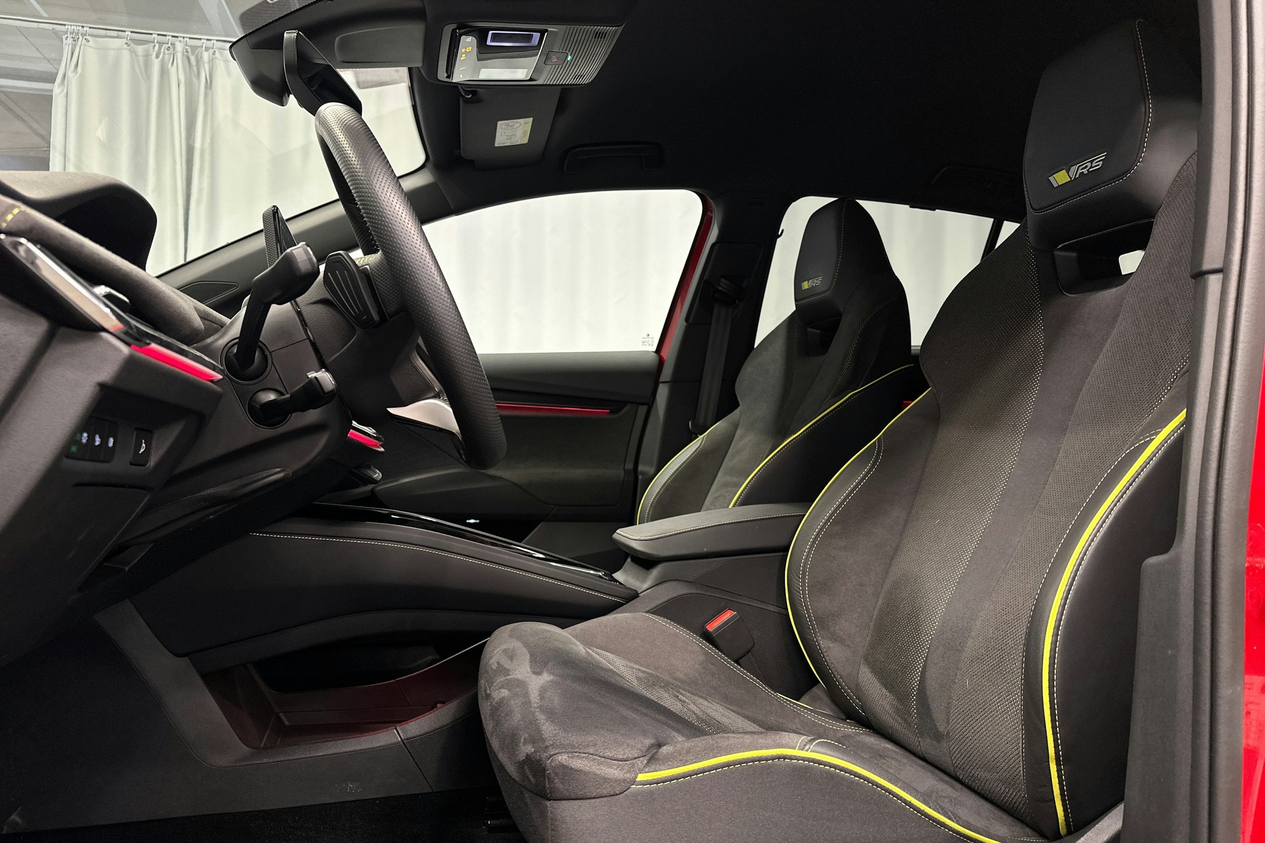 punainen Skoda Enyaq 2025 kuva 27.