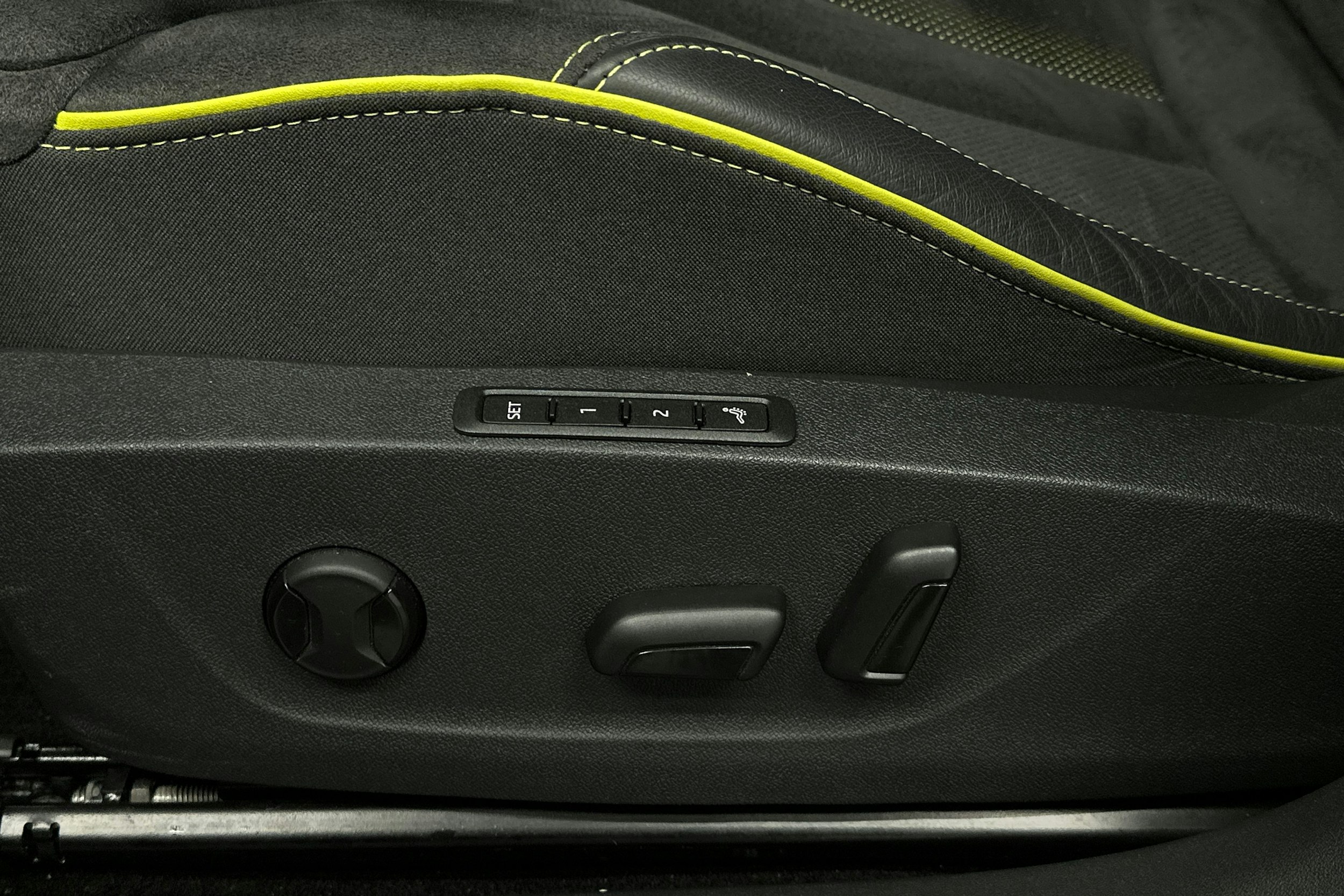 punainen Skoda Enyaq 2025 kuva 28.