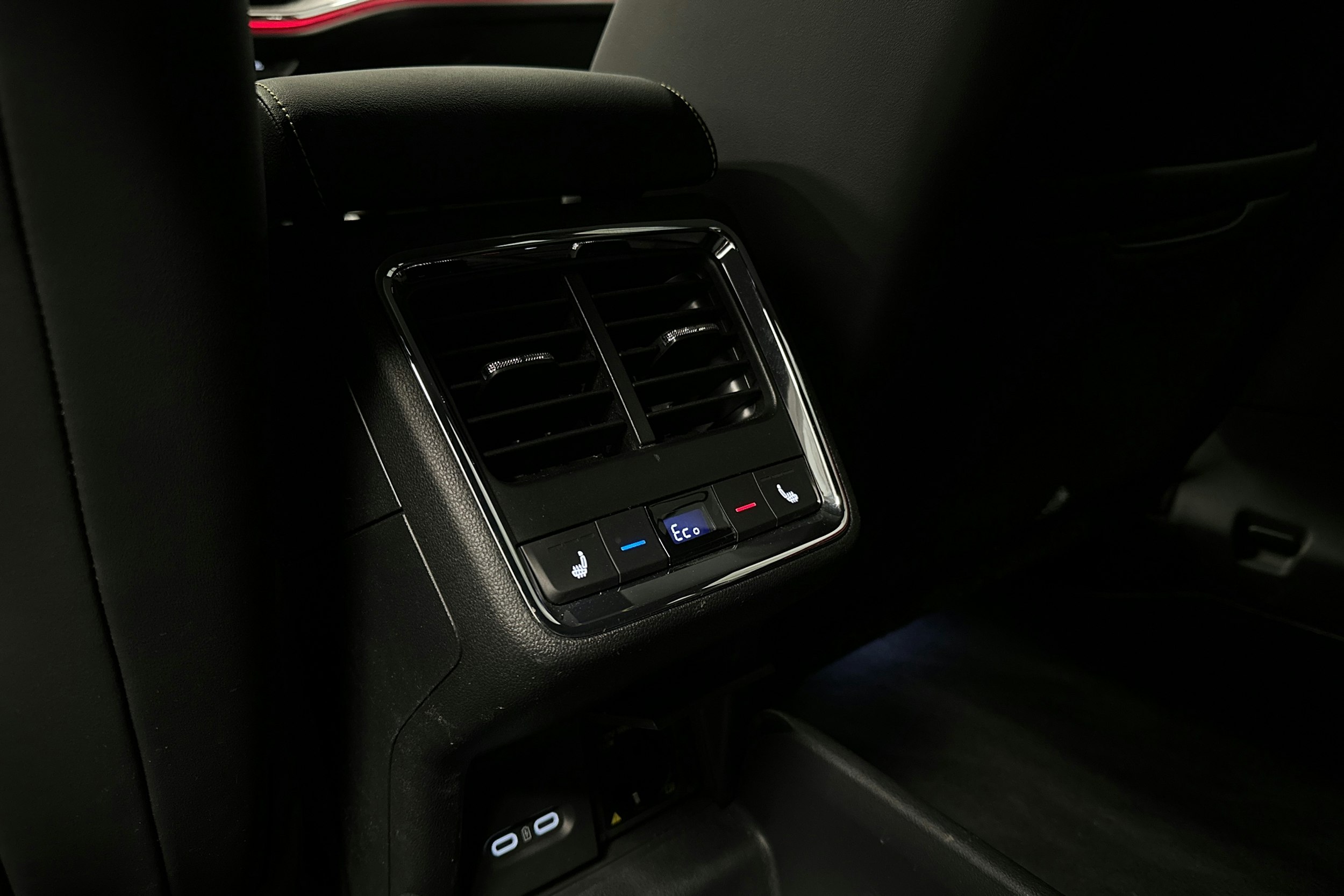 punainen Skoda Enyaq 2025 kuva 30.