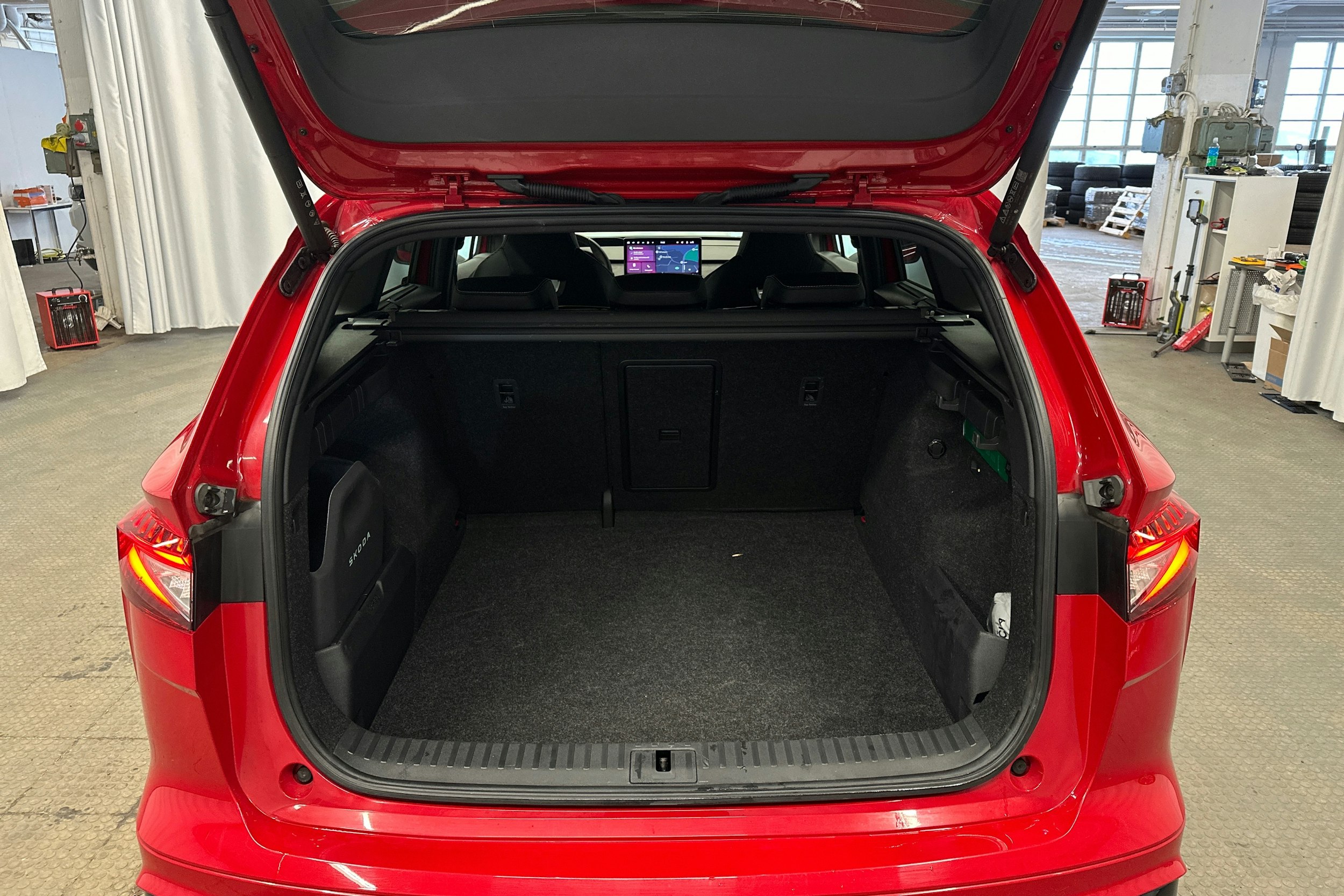 punainen Skoda Enyaq 2025 kuva 31.