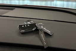 punainen Skoda Enyaq 2025 kuva 34.