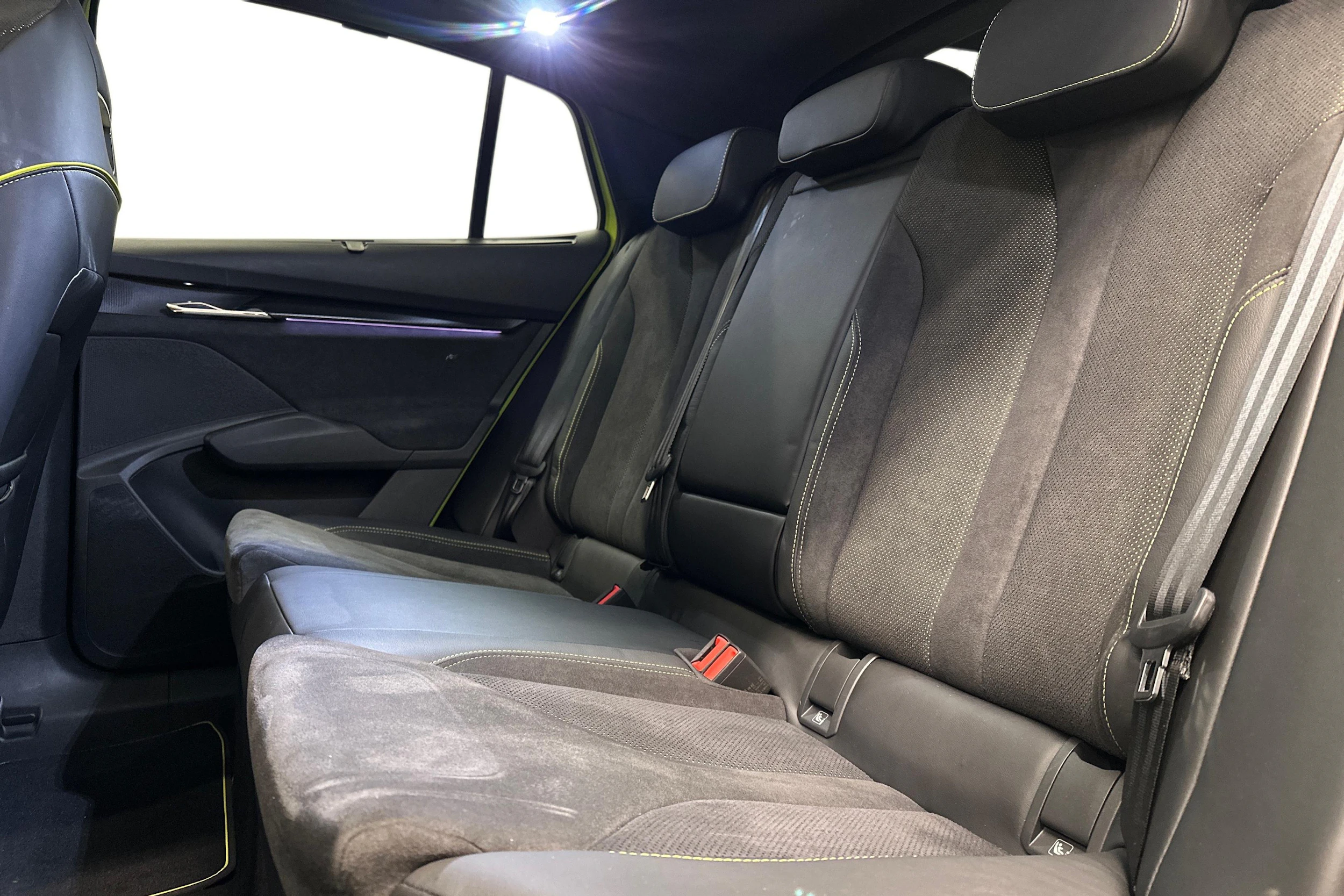 vihreä Skoda Enyaq 2025 kuva 8.