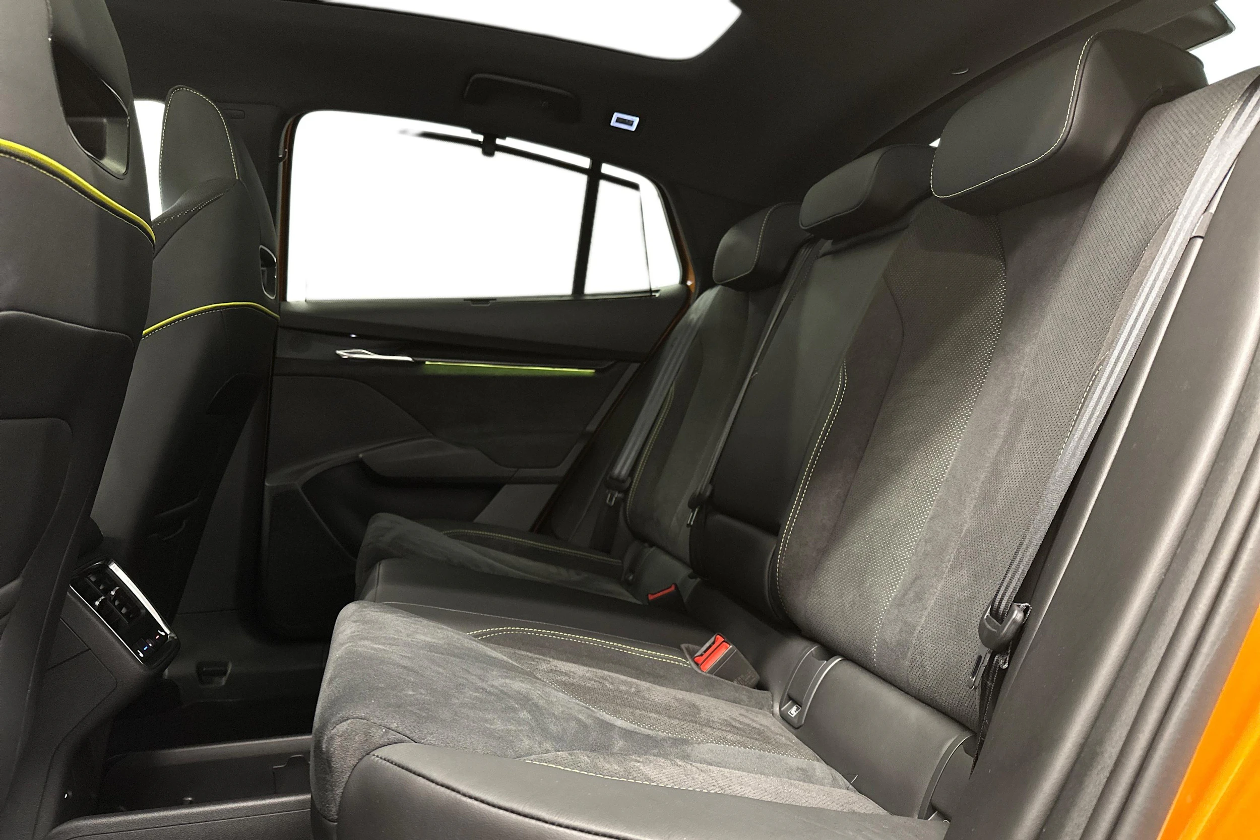 oranssi Skoda Enyaq 2025 kuva 11.