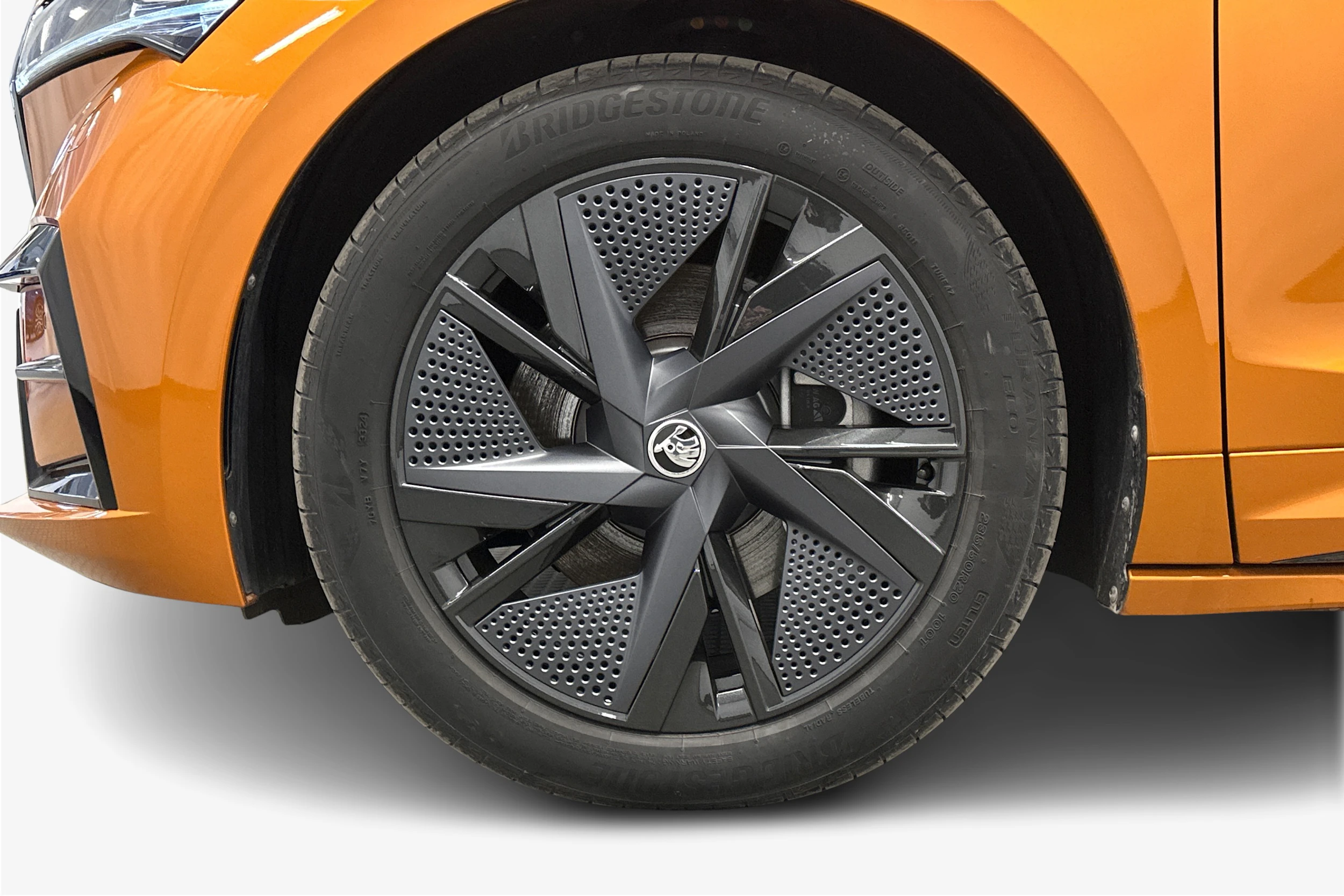oranssi Skoda Enyaq 2025 kuva 12.