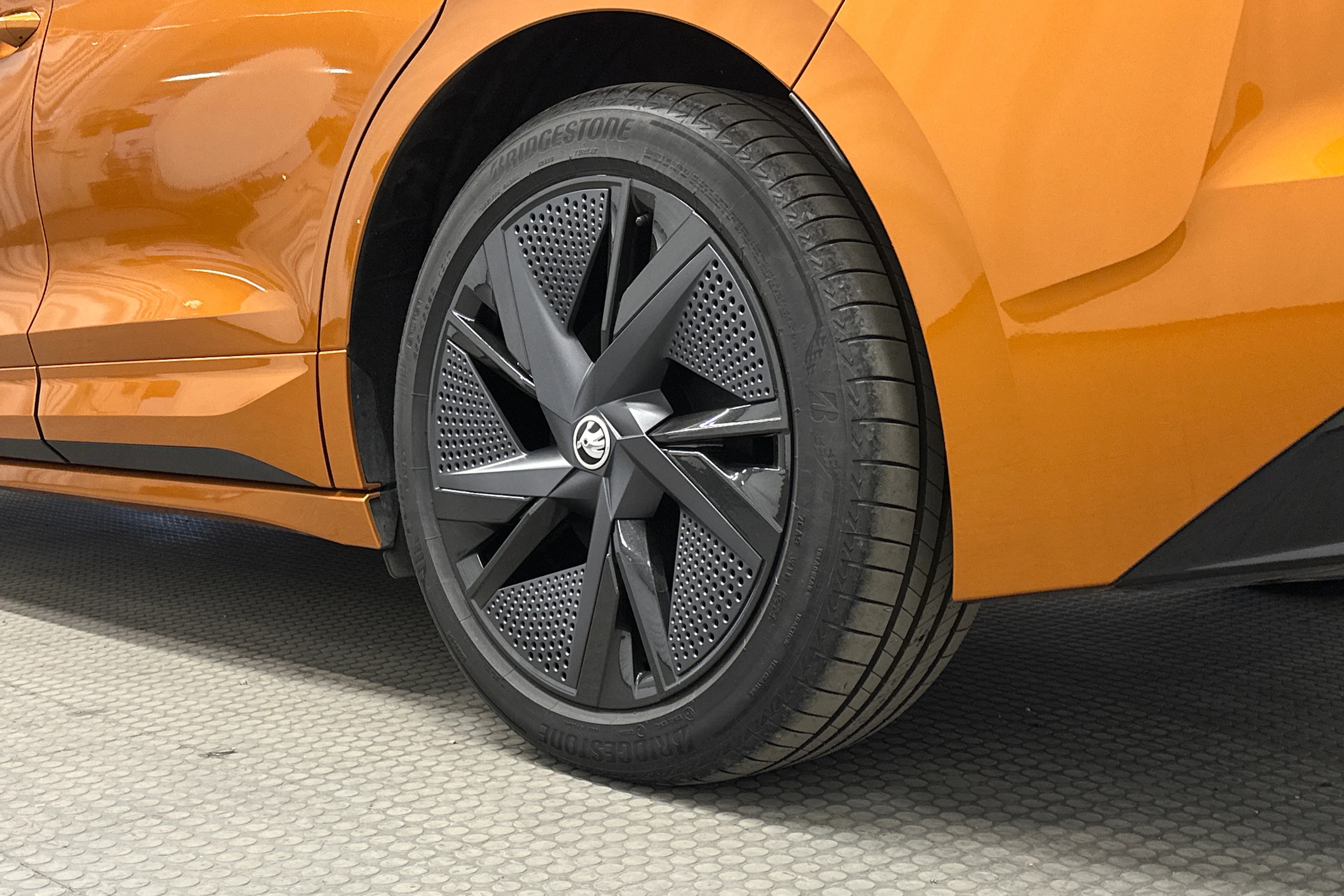 oranssi Skoda Enyaq 2025 kuva 13.
