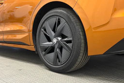 oranssi Skoda Enyaq 2025 kuva 13.