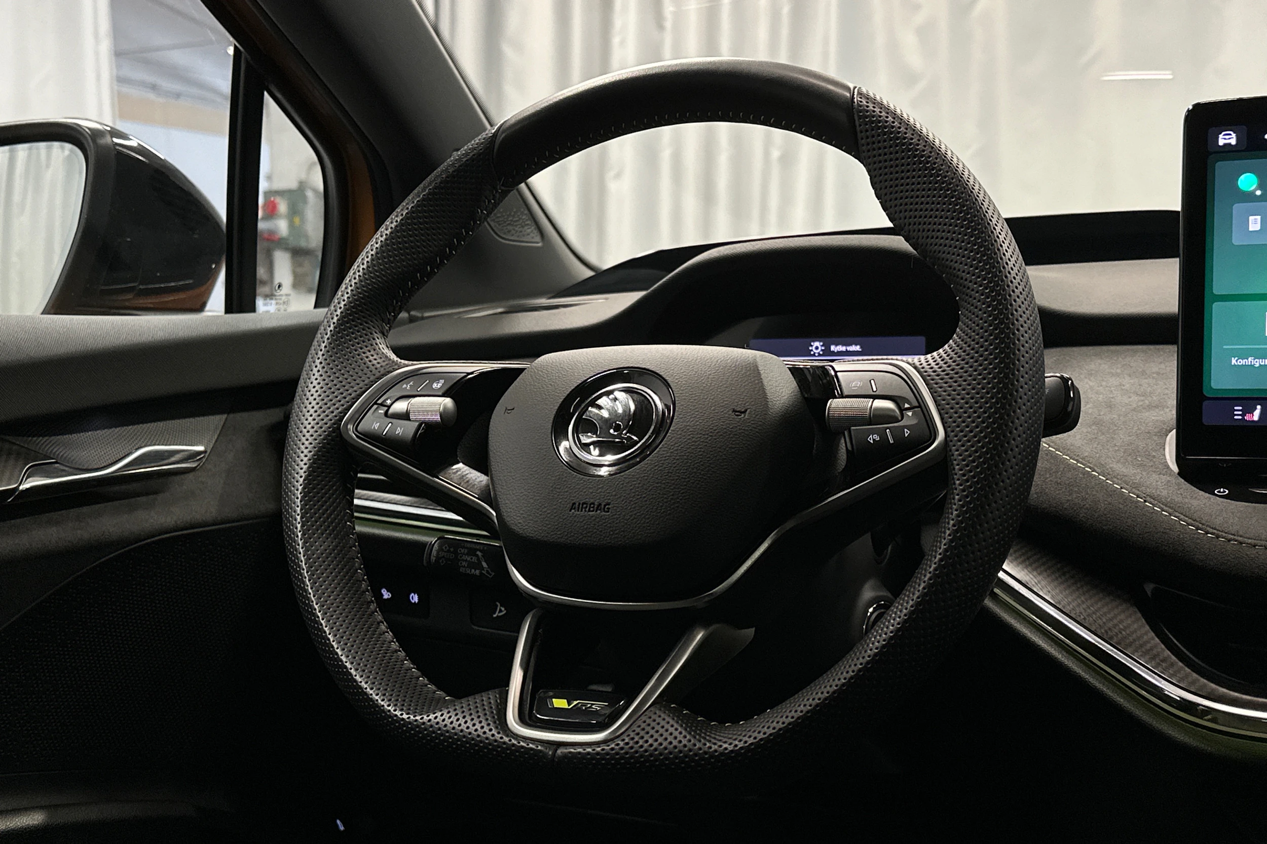oranssi Skoda Enyaq 2025 kuva 21.