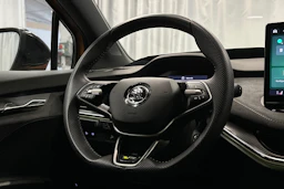 oranssi Skoda Enyaq 2025 kuva 21.