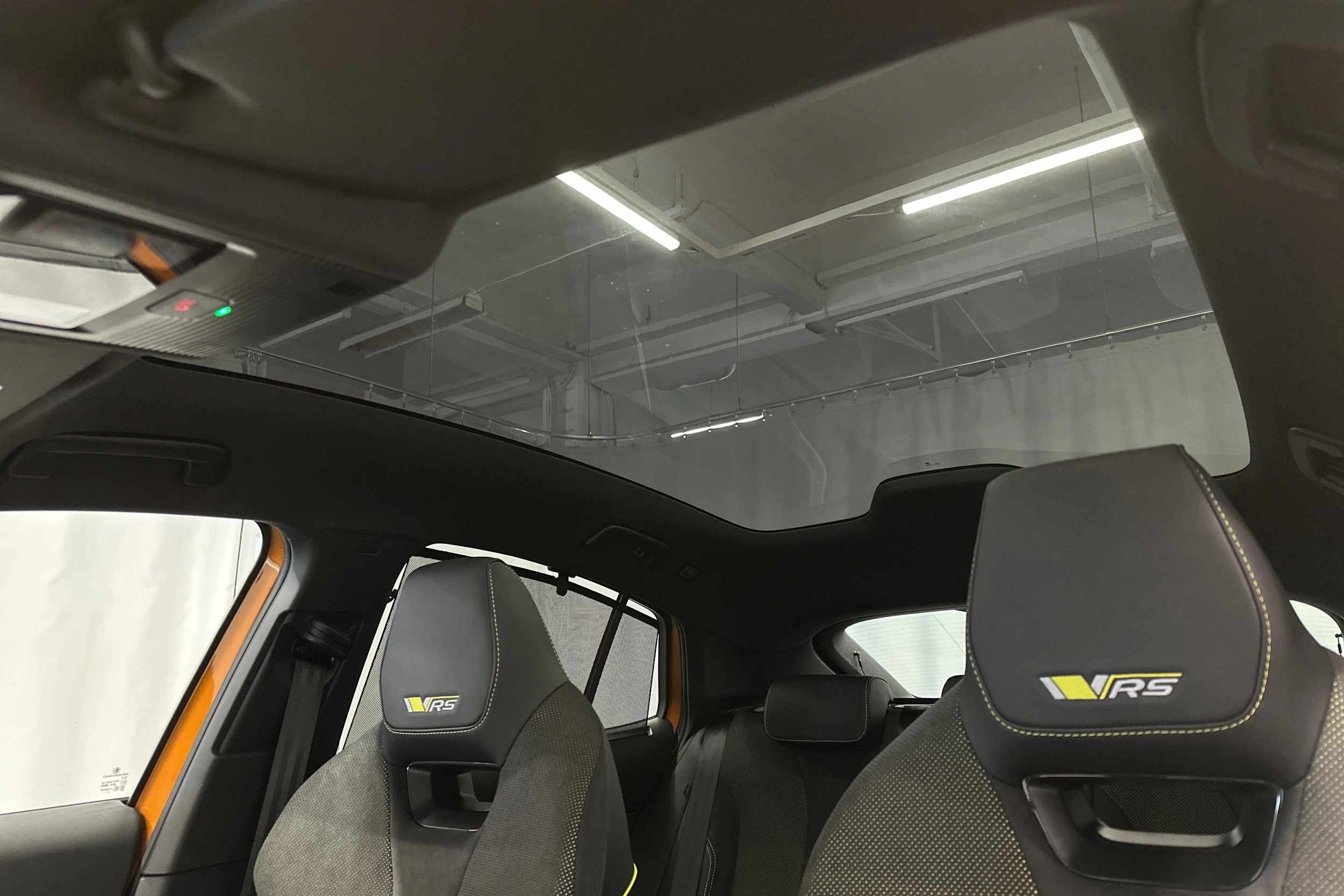 oranssi Skoda Enyaq 2025 kuva 39.