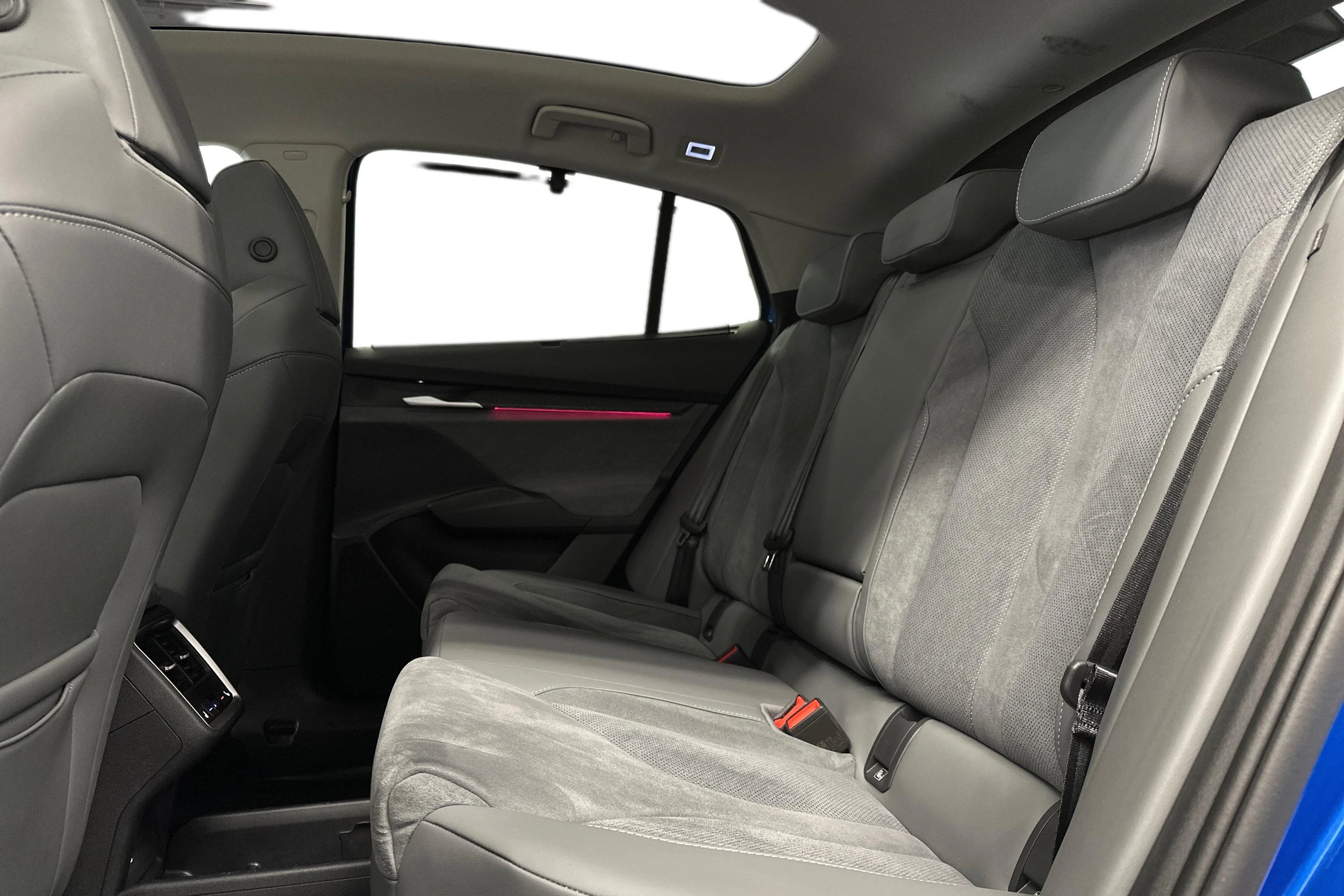 sininen Skoda Enyaq 2026 kuva 11.