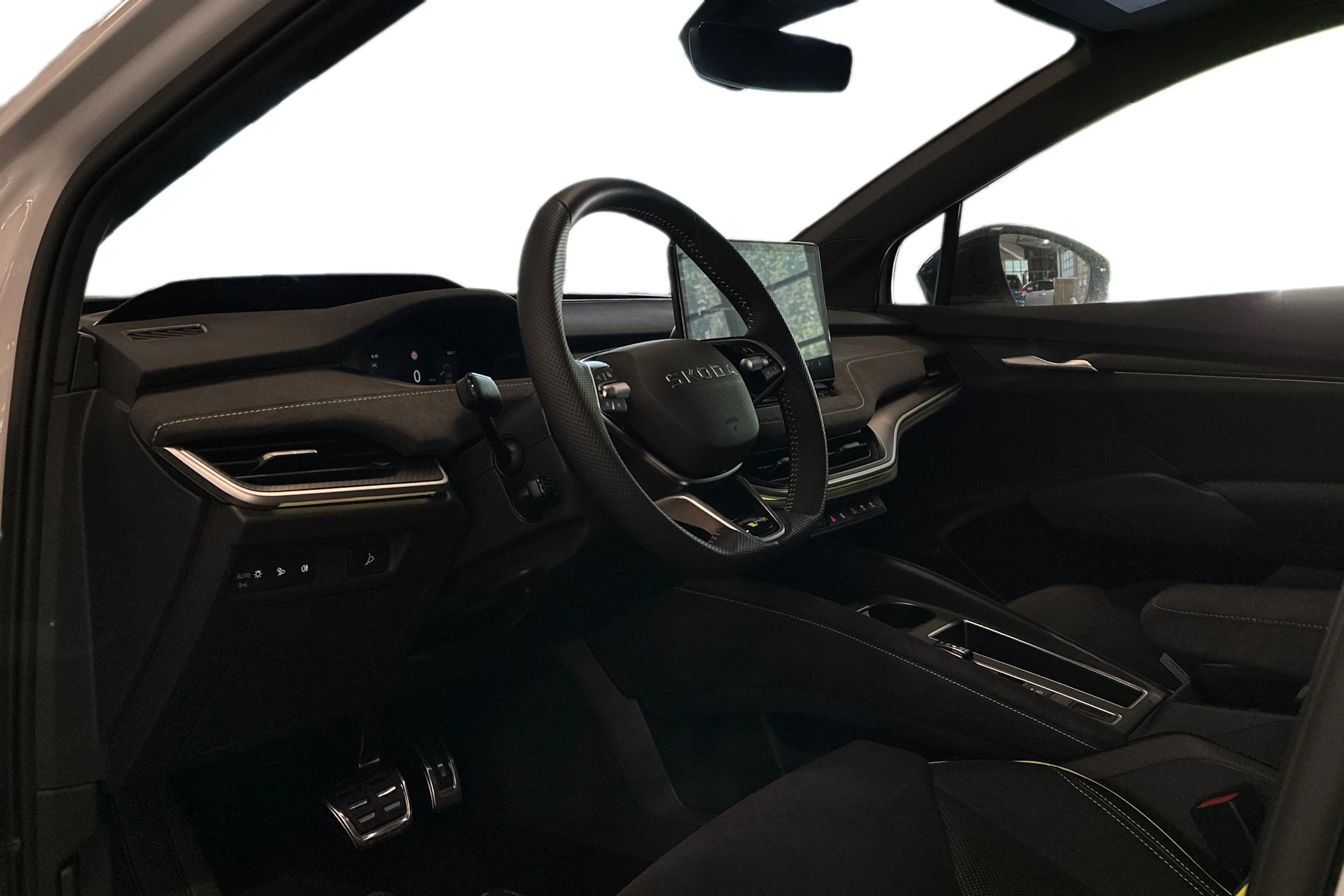 valkoinen Skoda Enyaq 2026 kuva 3.