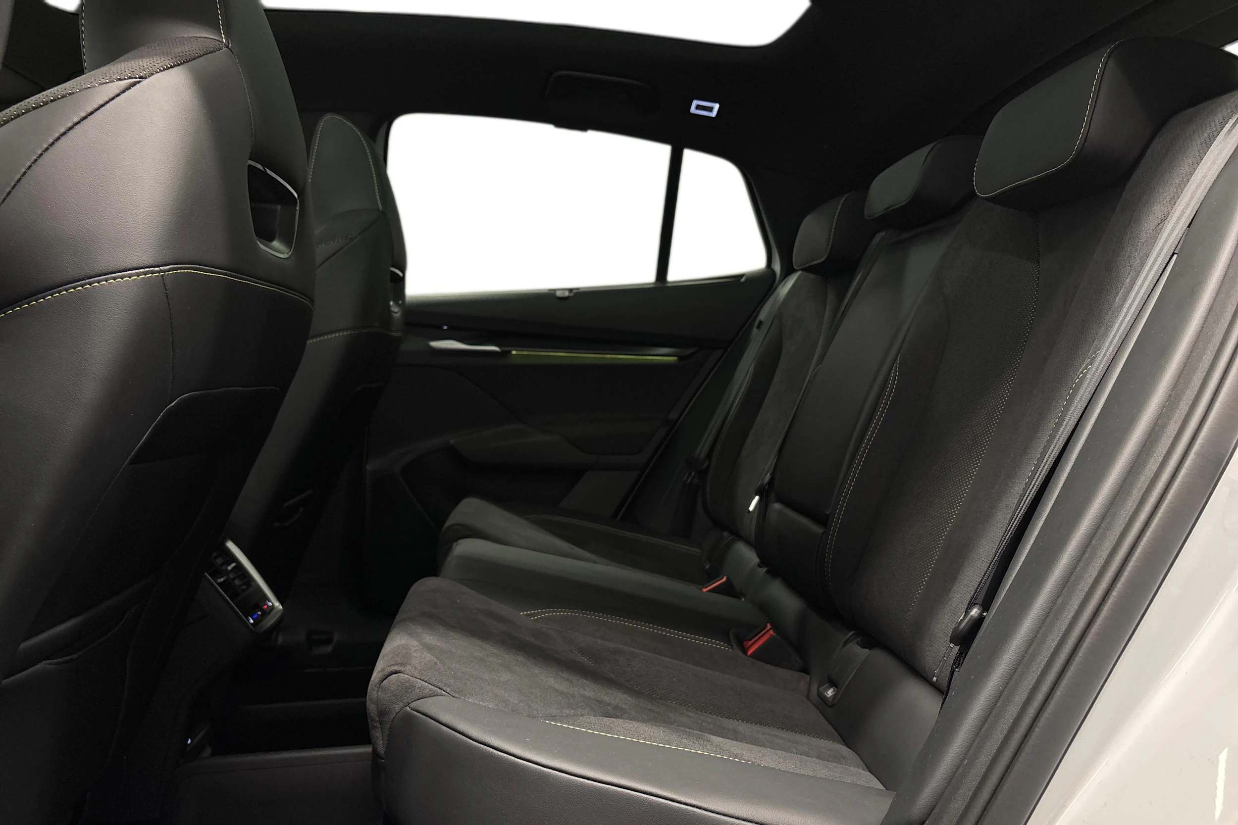 valkoinen Skoda Enyaq 2026 kuva 11.
