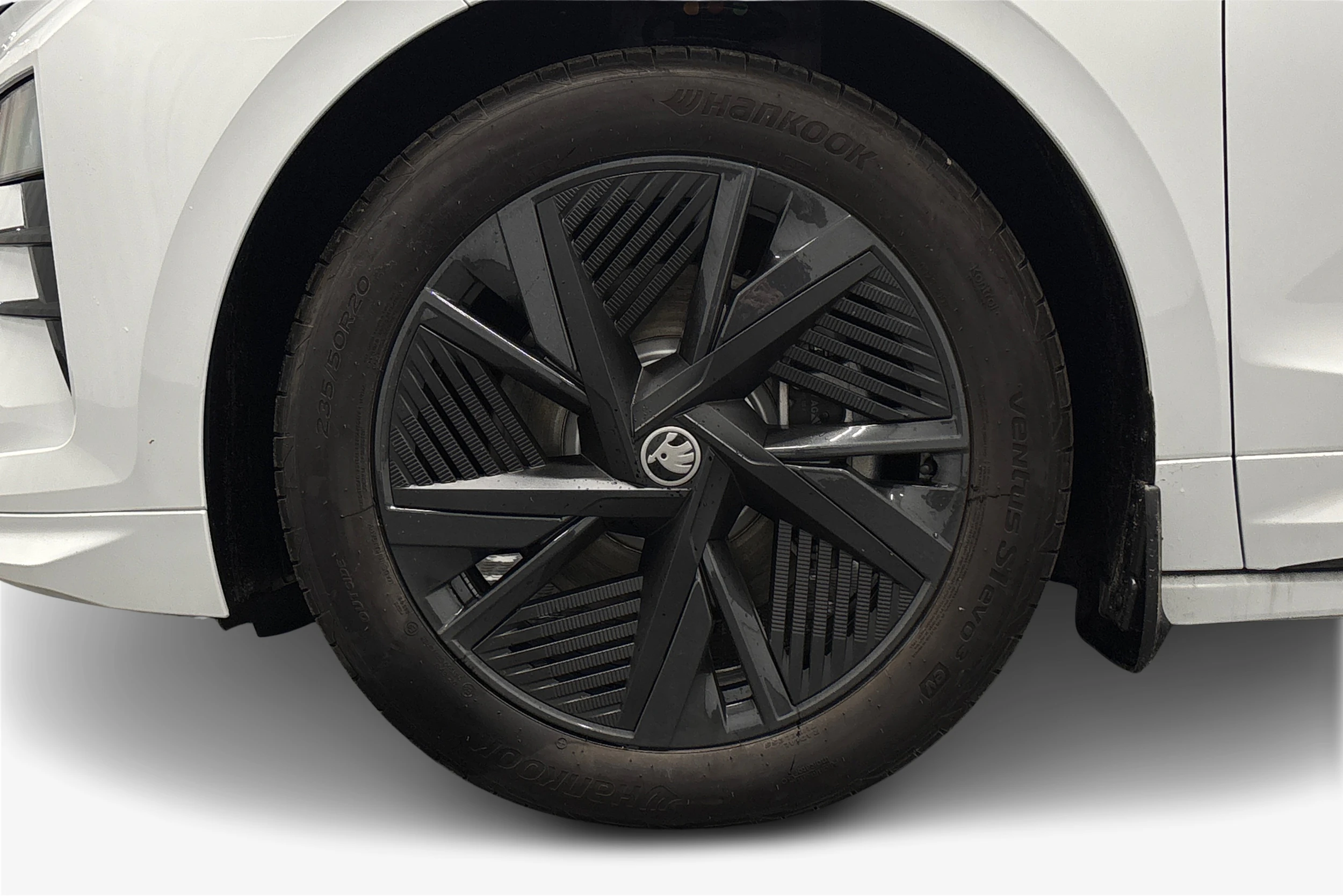 valkoinen Skoda Enyaq 2026 kuva 12.