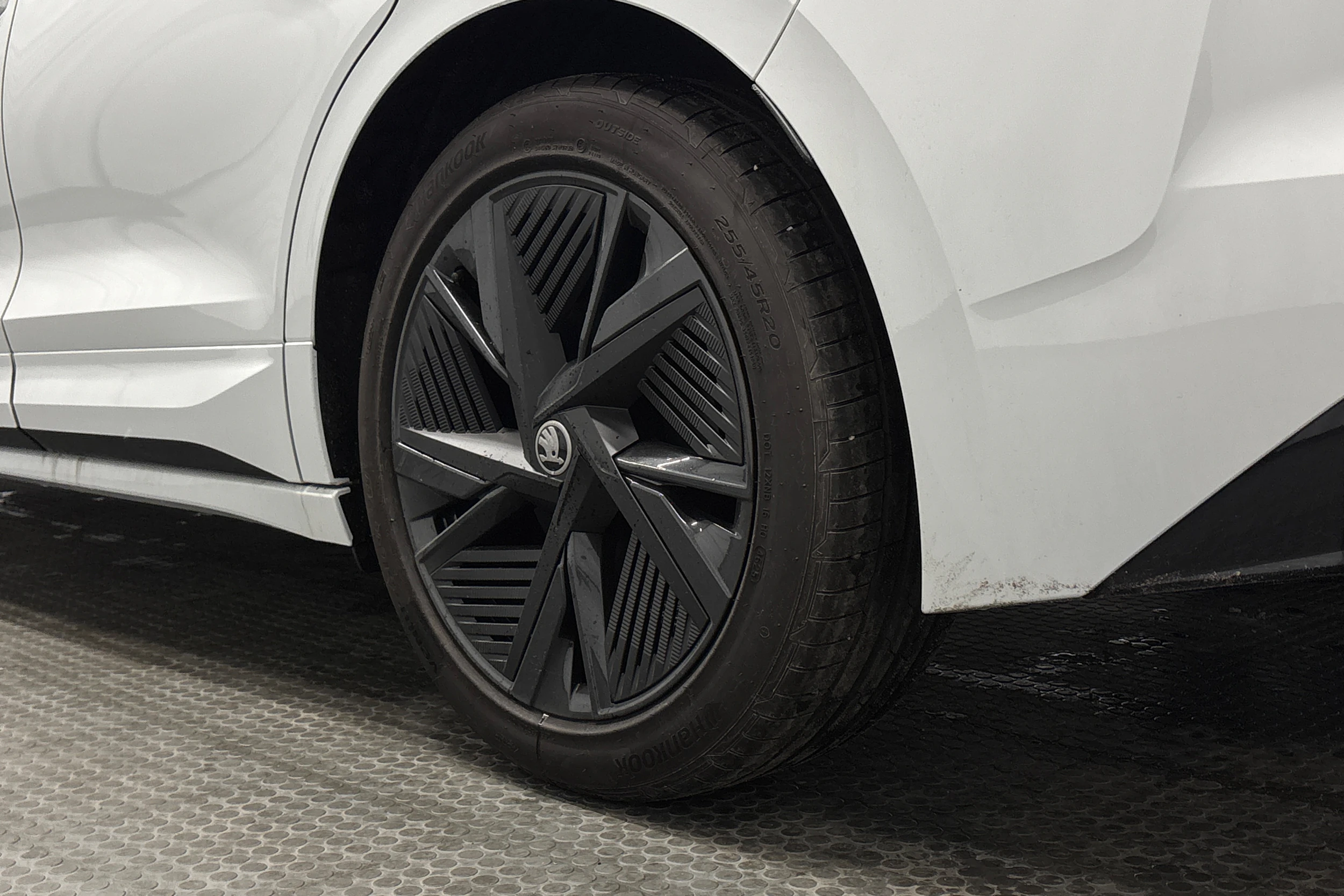 valkoinen Skoda Enyaq 2026 kuva 13.