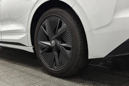 valkoinen Skoda Enyaq 2026 kuva 13.