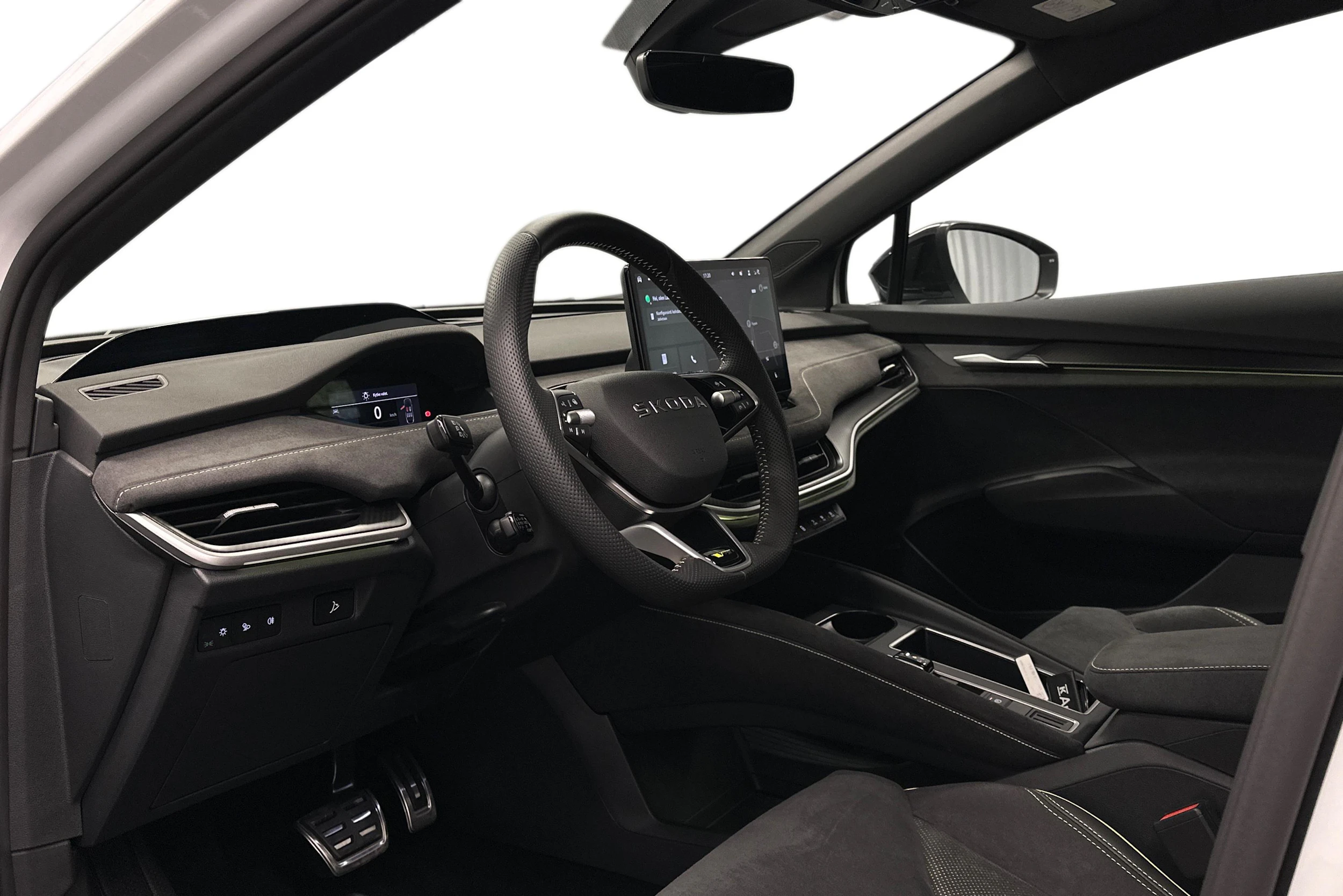 valkoinen Skoda Enyaq 2026 kuva 8.