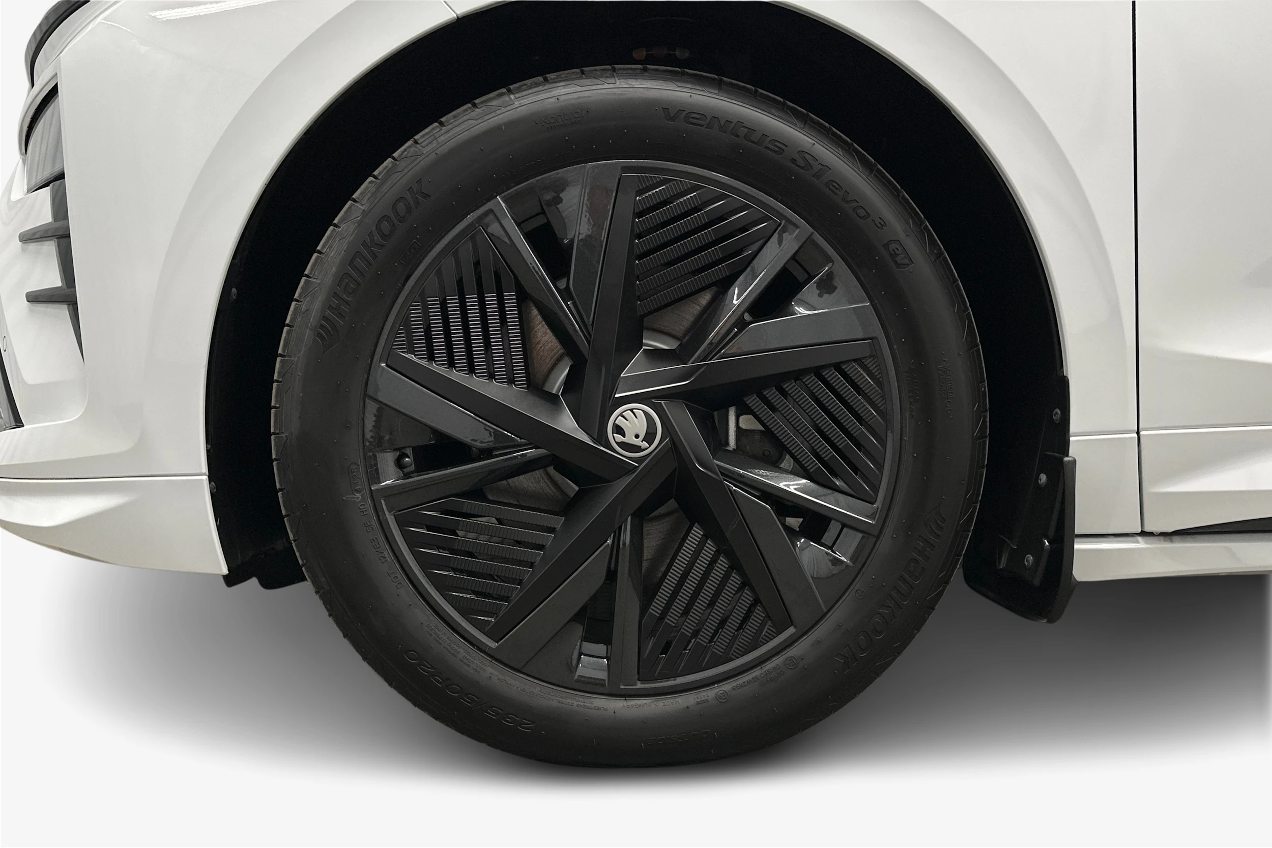 valkoinen Skoda Enyaq 2026 kuva 12.