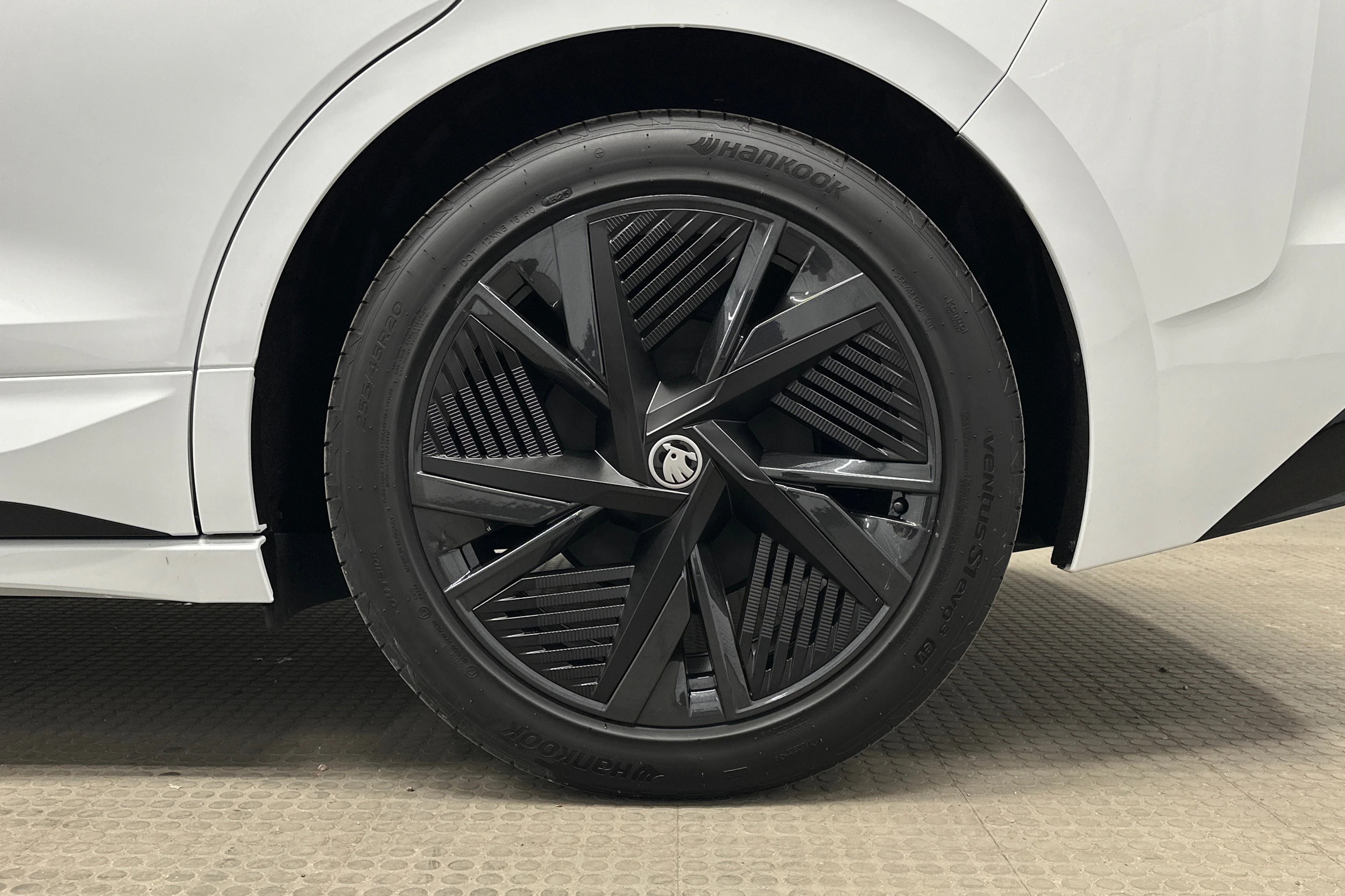 valkoinen Skoda Enyaq 2026 kuva 13.