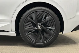 valkoinen Skoda Enyaq 2026 kuva 13.