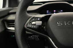 valkoinen Skoda Enyaq 2026 kuva 15.