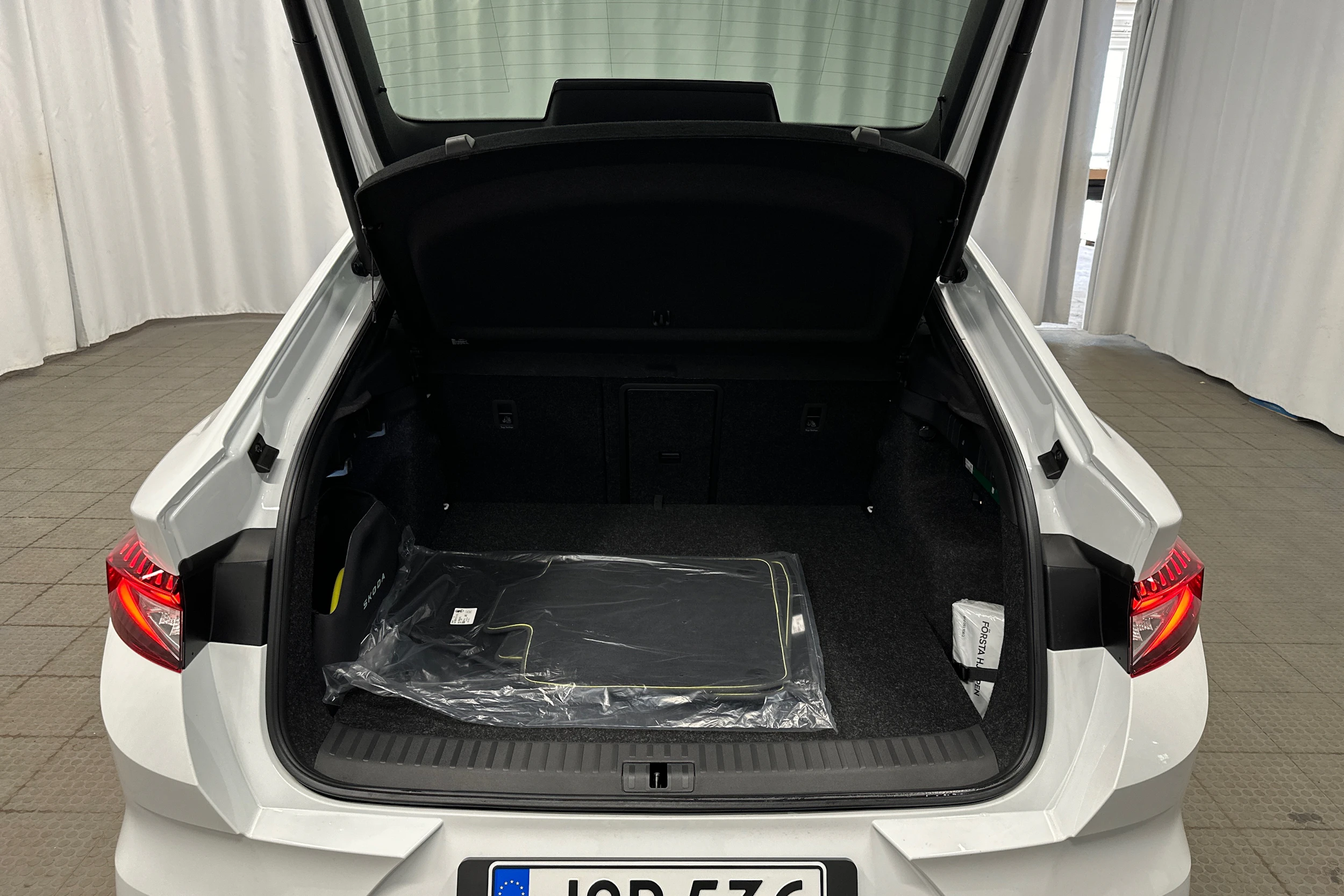 valkoinen Skoda Enyaq 2026 kuva 33.