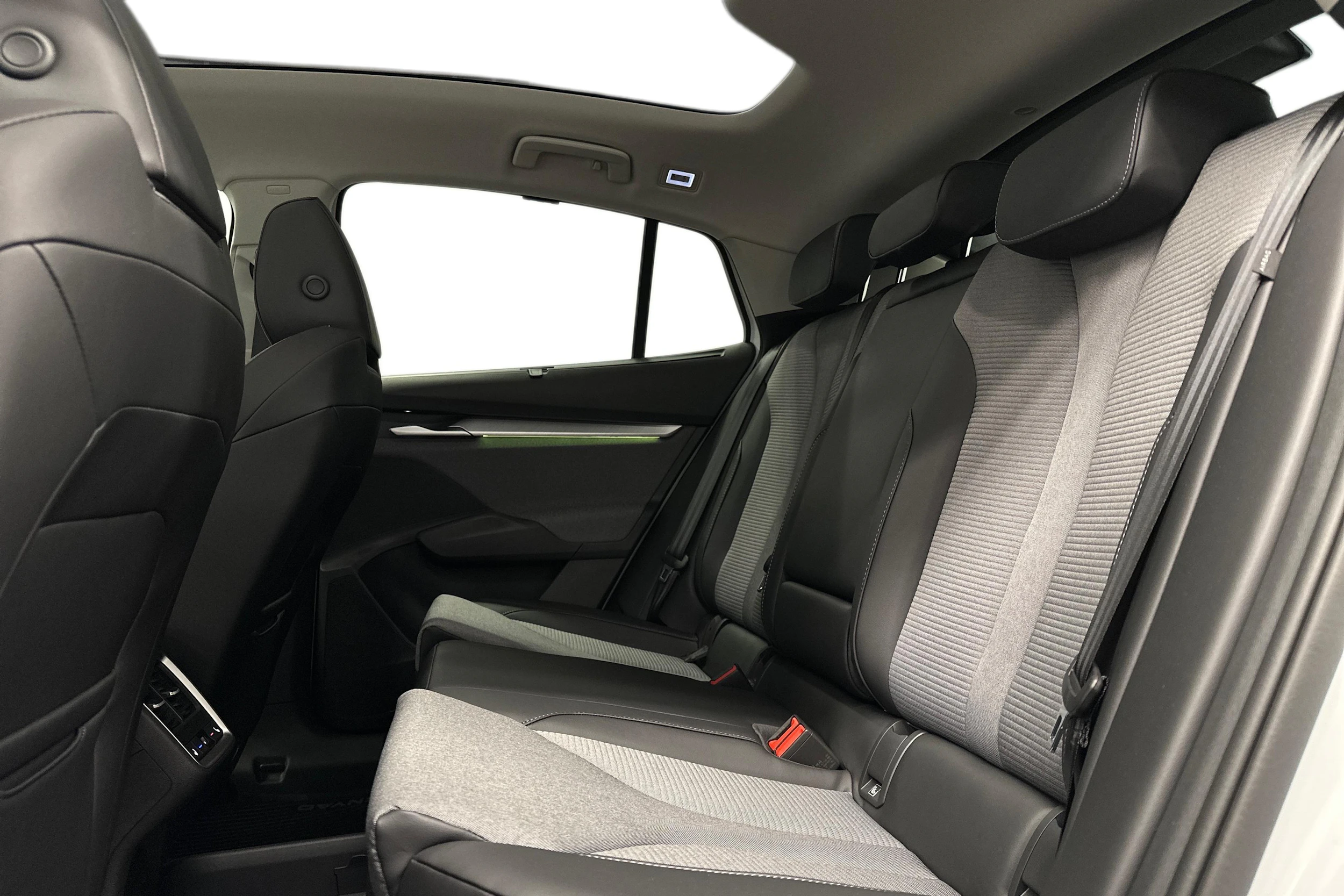 valkoinen Skoda Enyaq 2026 kuva 11.