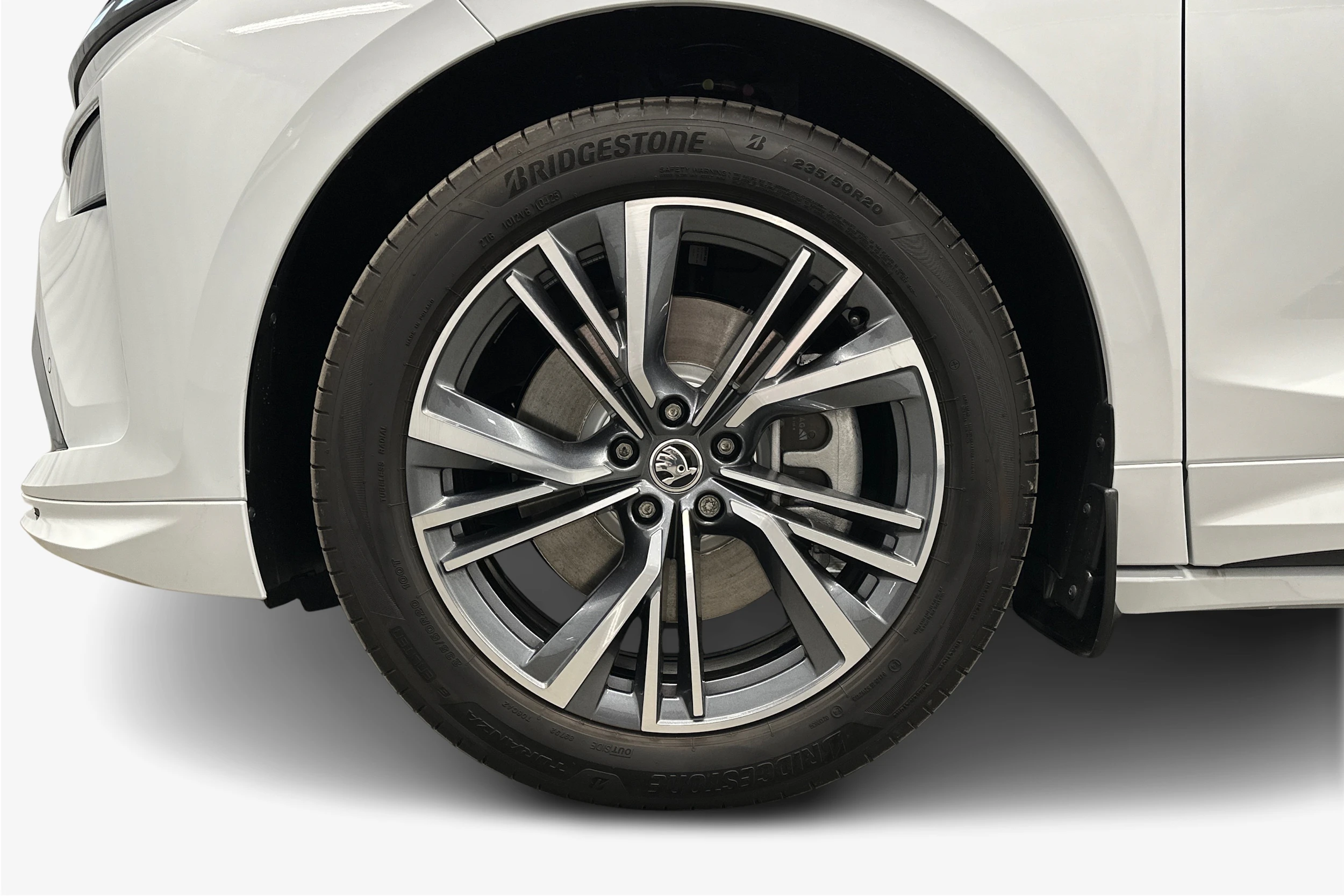 valkoinen Skoda Enyaq 2026 kuva 12.