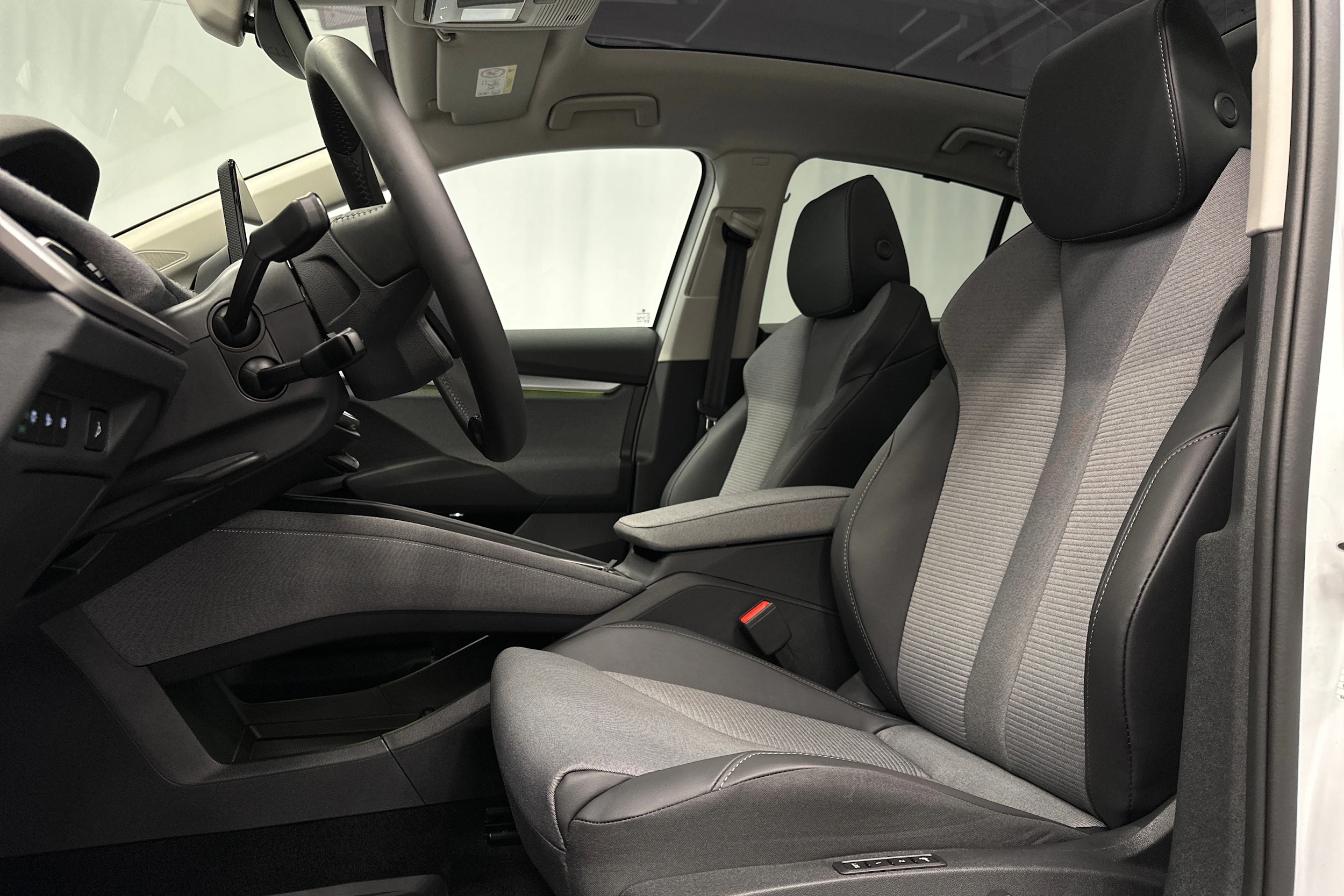 valkoinen Skoda Enyaq 2026 kuva 27.