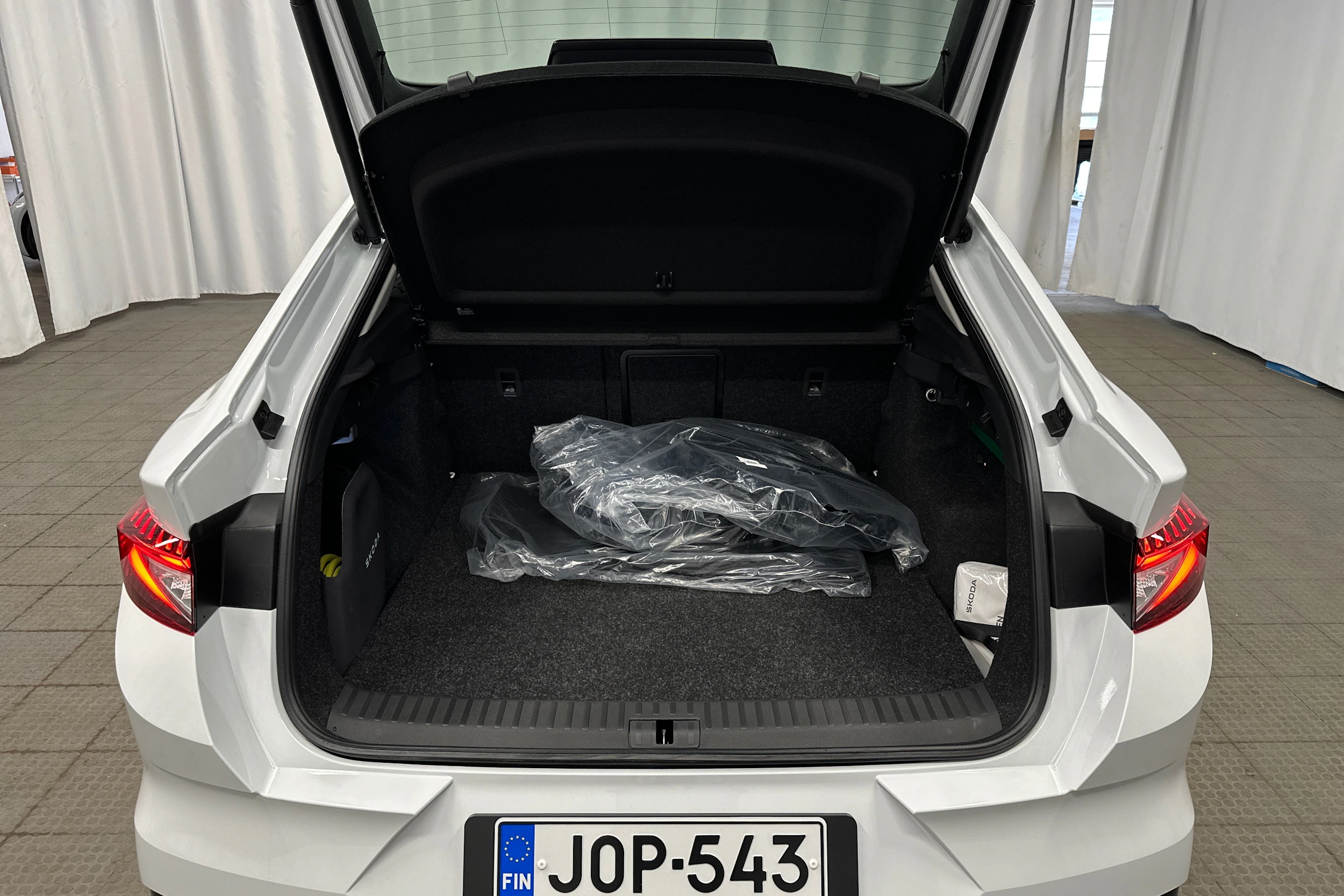 valkoinen Skoda Enyaq 2026 kuva 31.