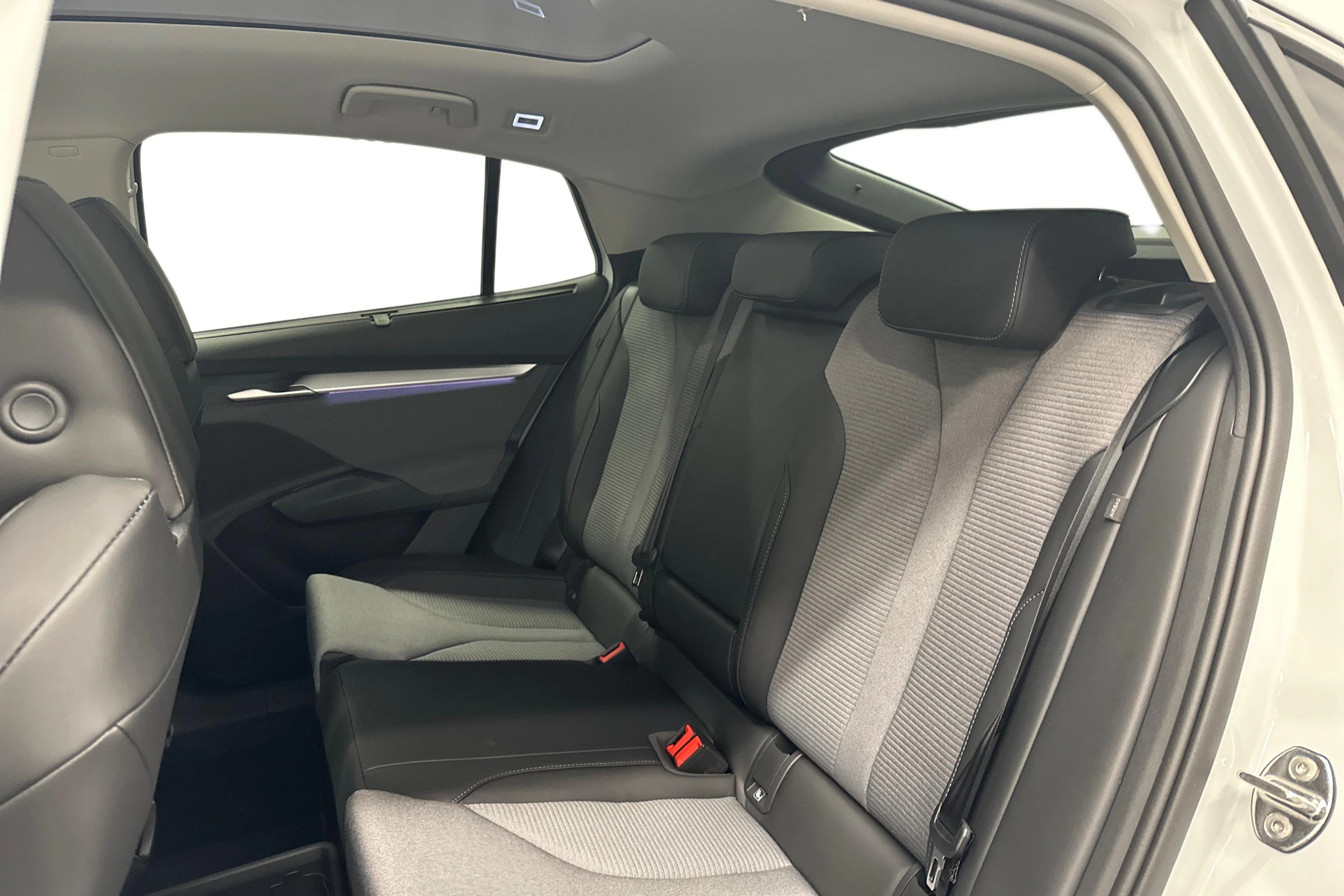 valkoinen Skoda Enyaq 2026 kuva 8.