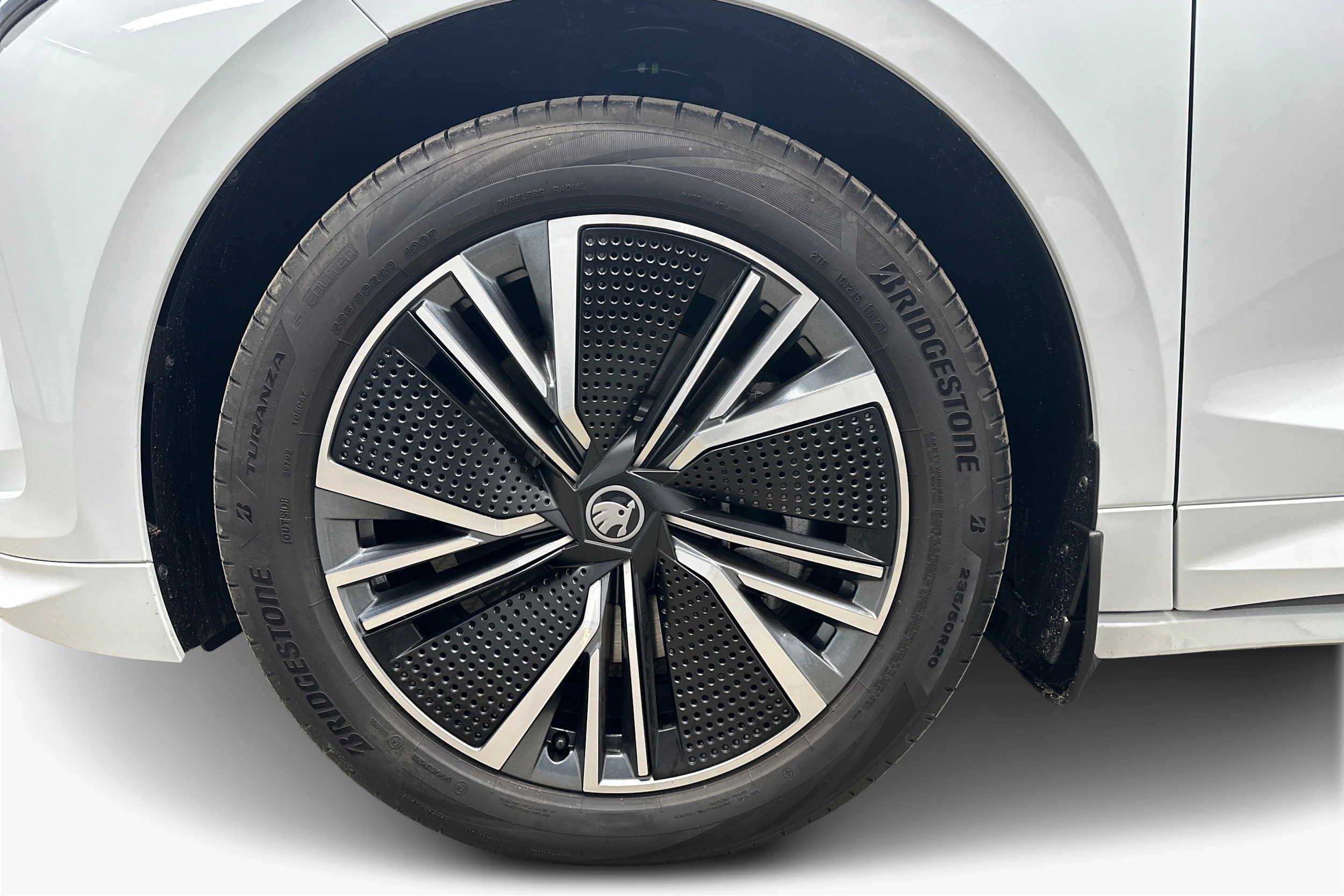 valkoinen Skoda Enyaq 2026 kuva 9.