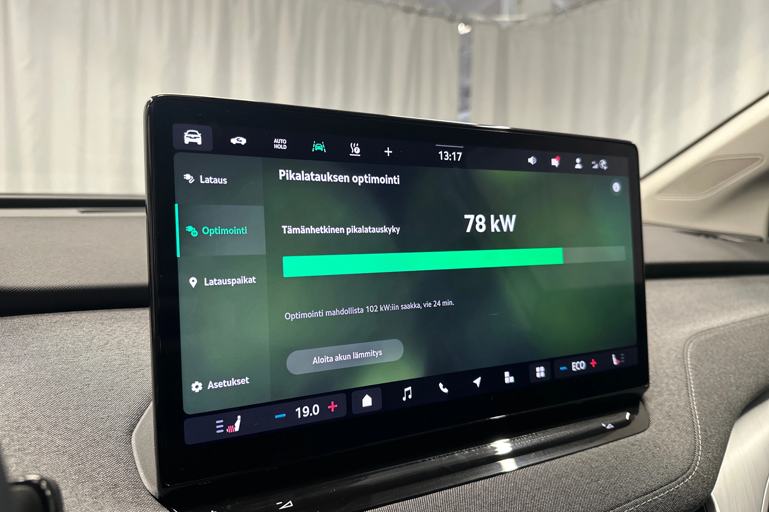 valkoinen Skoda Enyaq 2026 kuva 16.