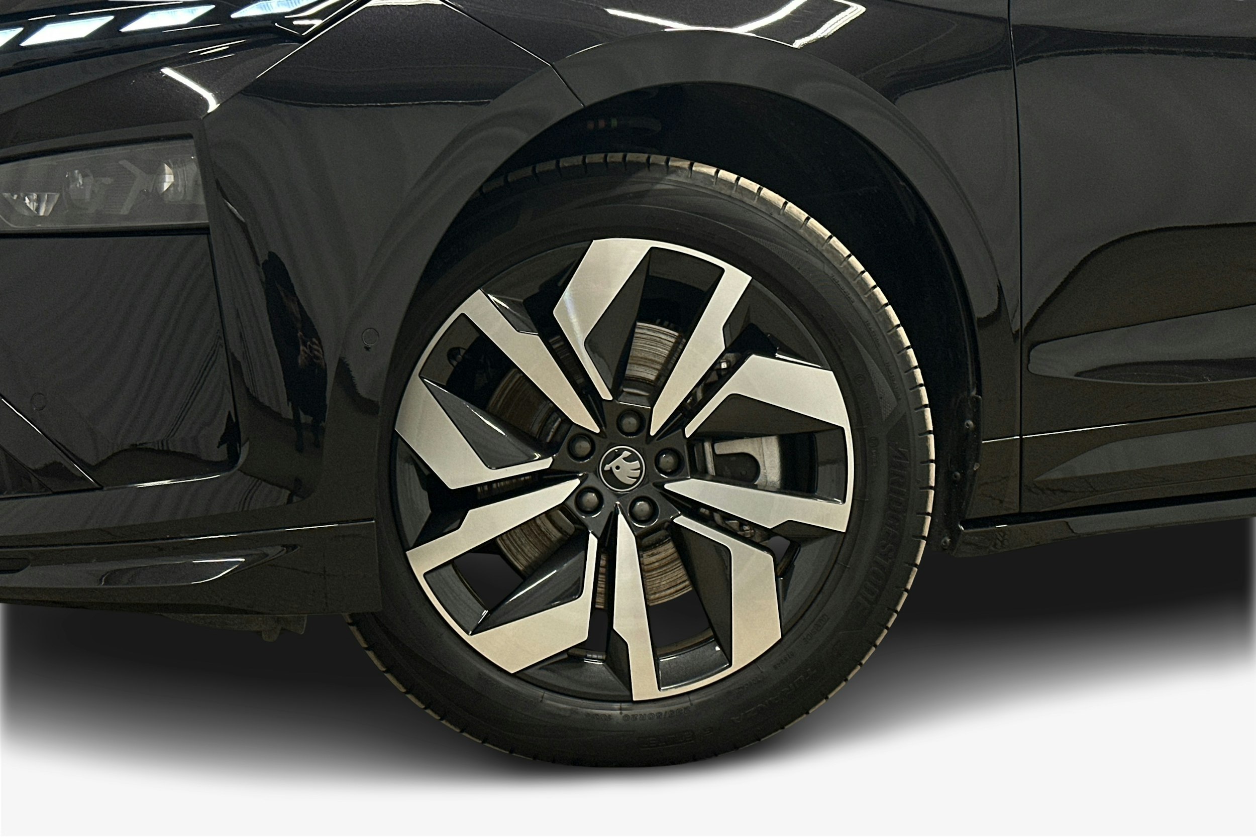 musta Skoda Enyaq 2026 kuva 11.