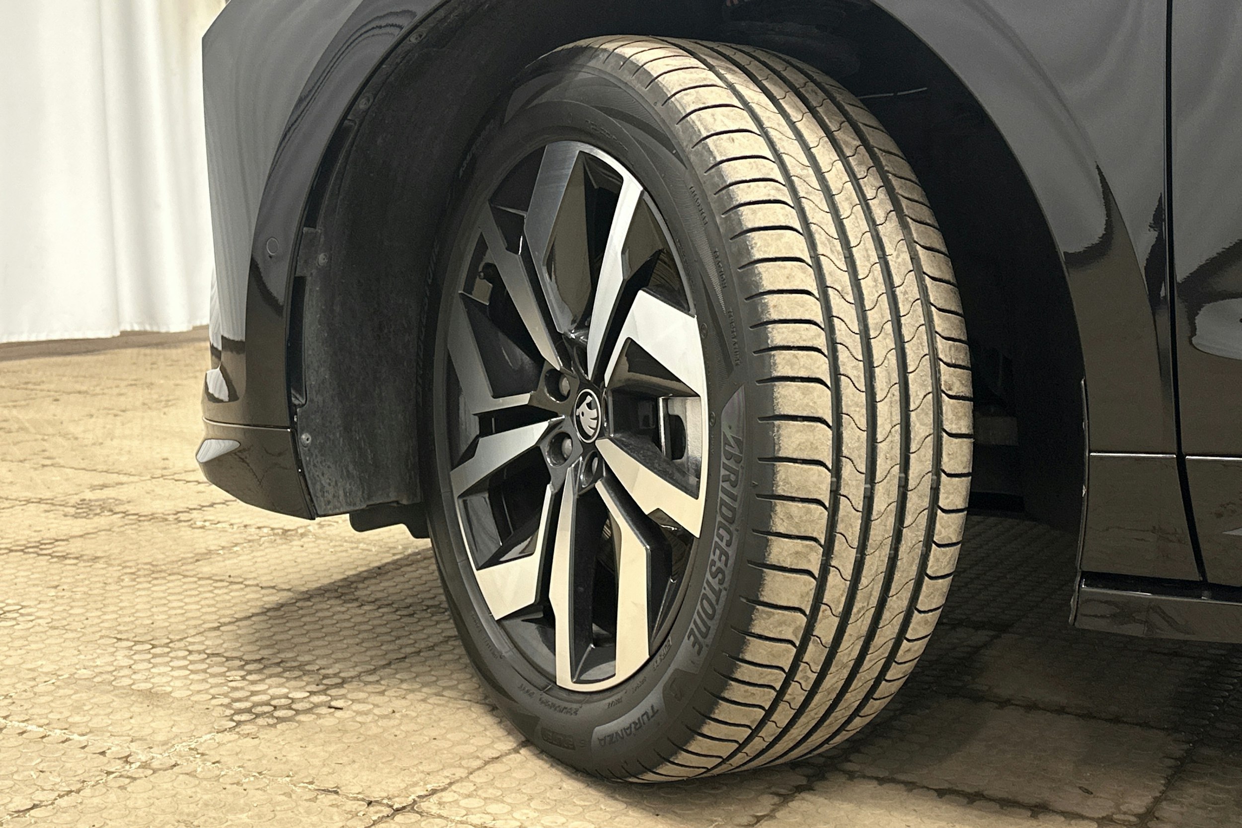 musta Skoda Enyaq 2026 kuva 13.