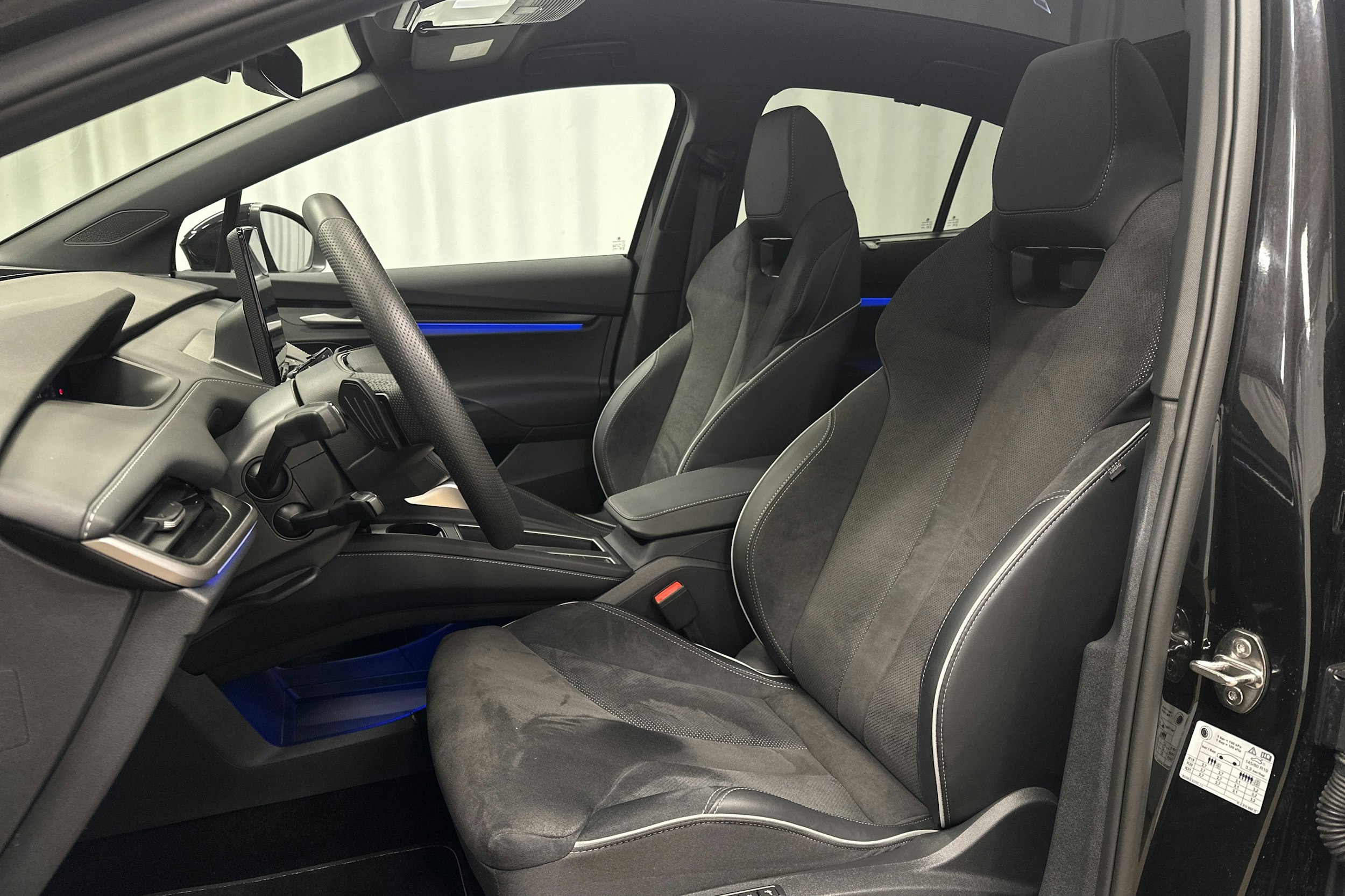 musta Skoda Enyaq 2026 kuva 18.