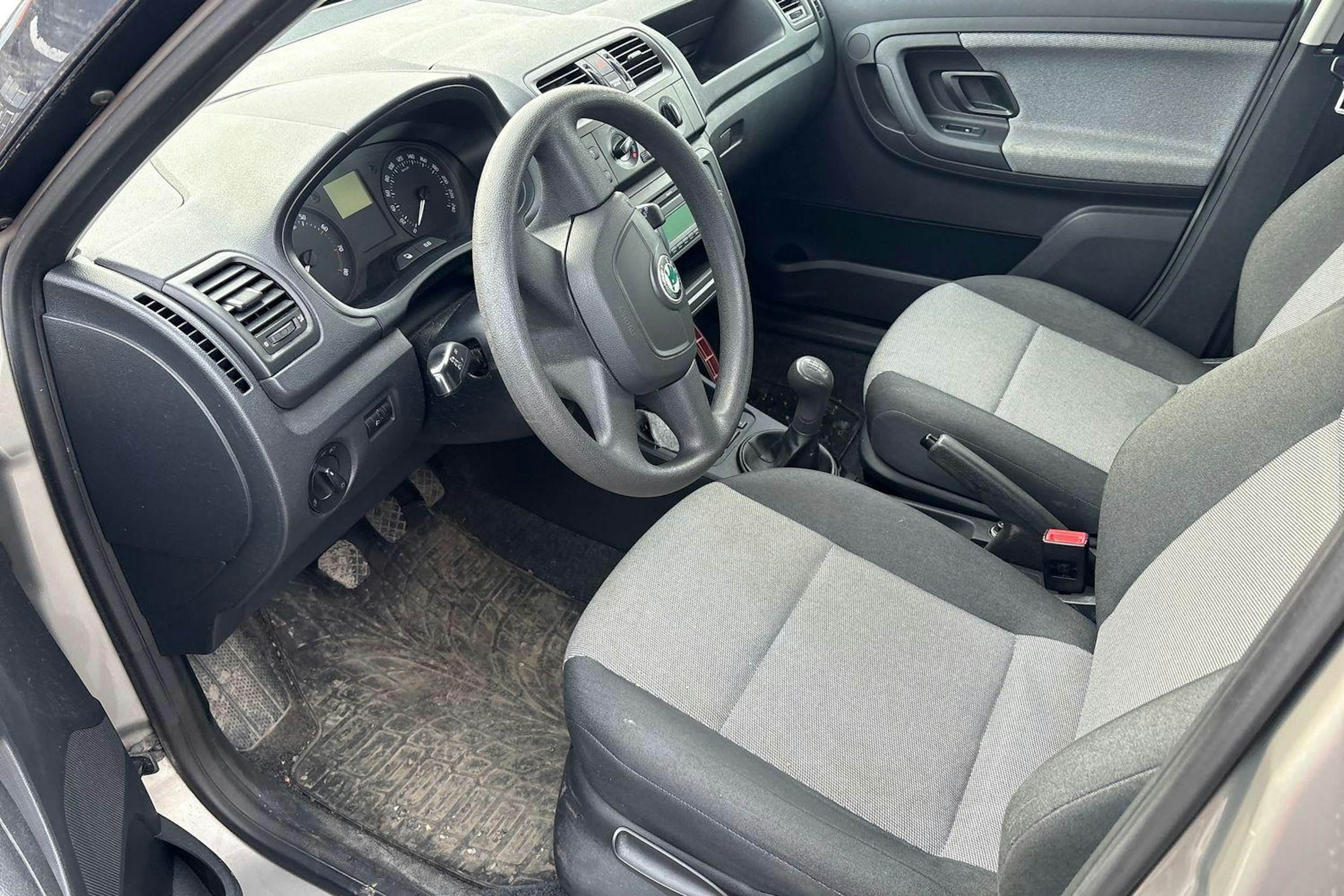 ruskea (beige) Skoda Fabia 2010 kuva 3.