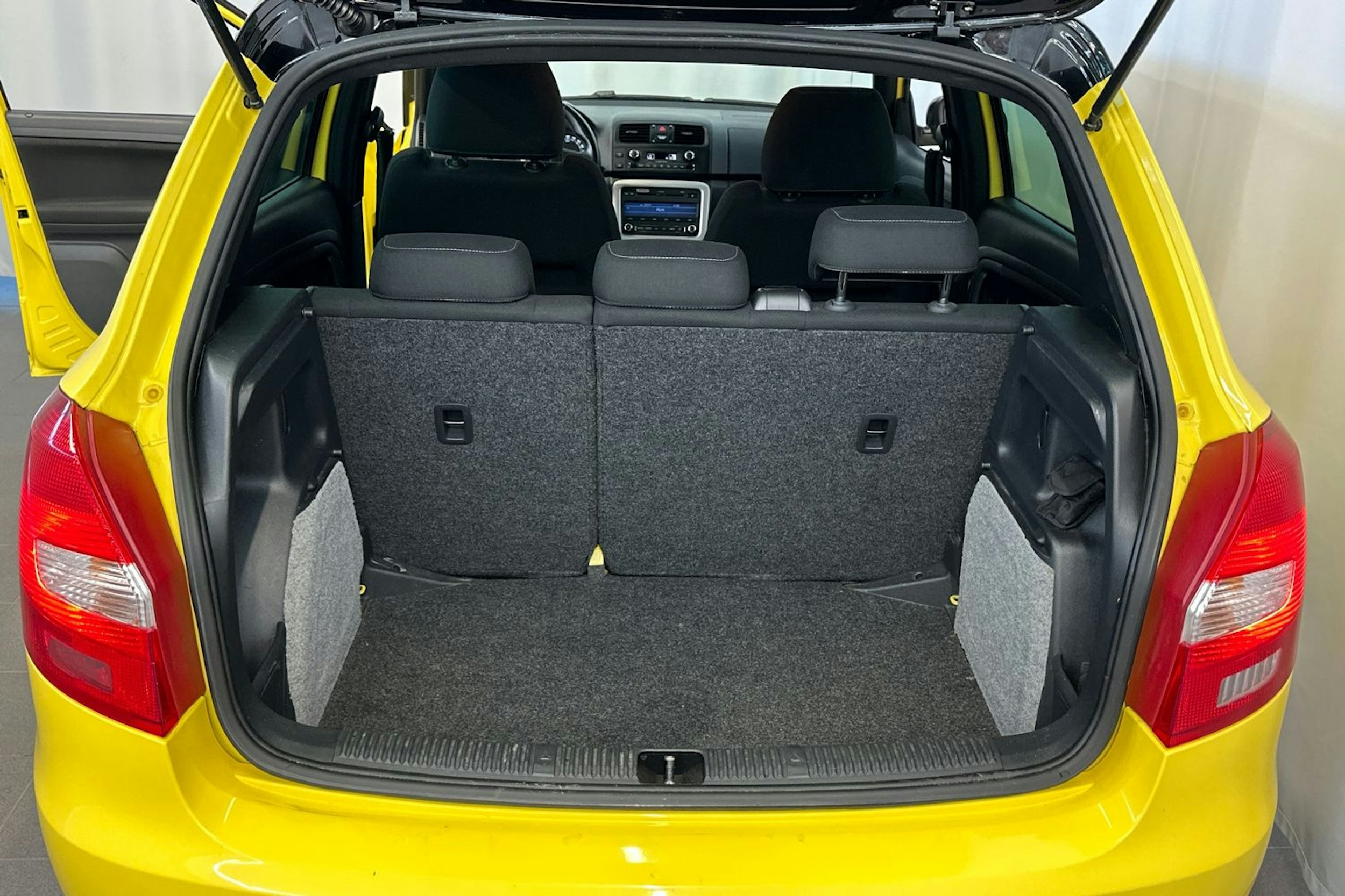Keltainen Skoda FABIA 2012 kuva 12.