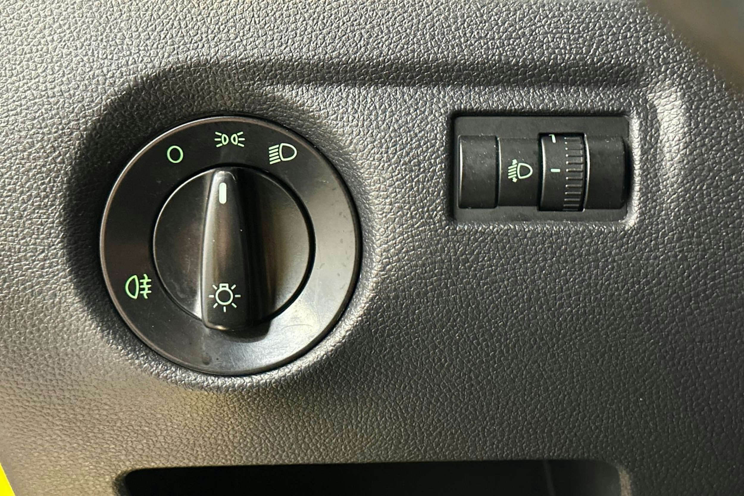 Keltainen Skoda FABIA 2012 kuva 14.