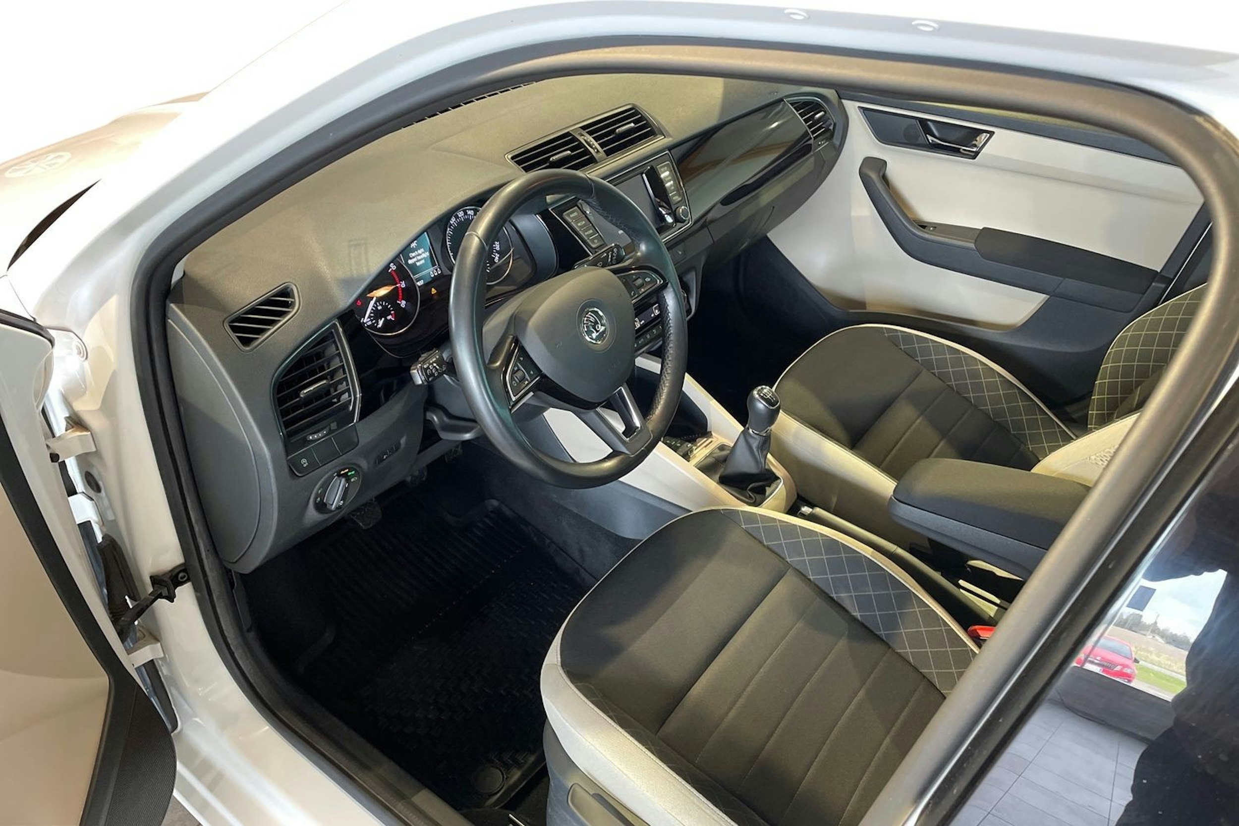 valkoinen Skoda Fabia 2015 kuva 6.