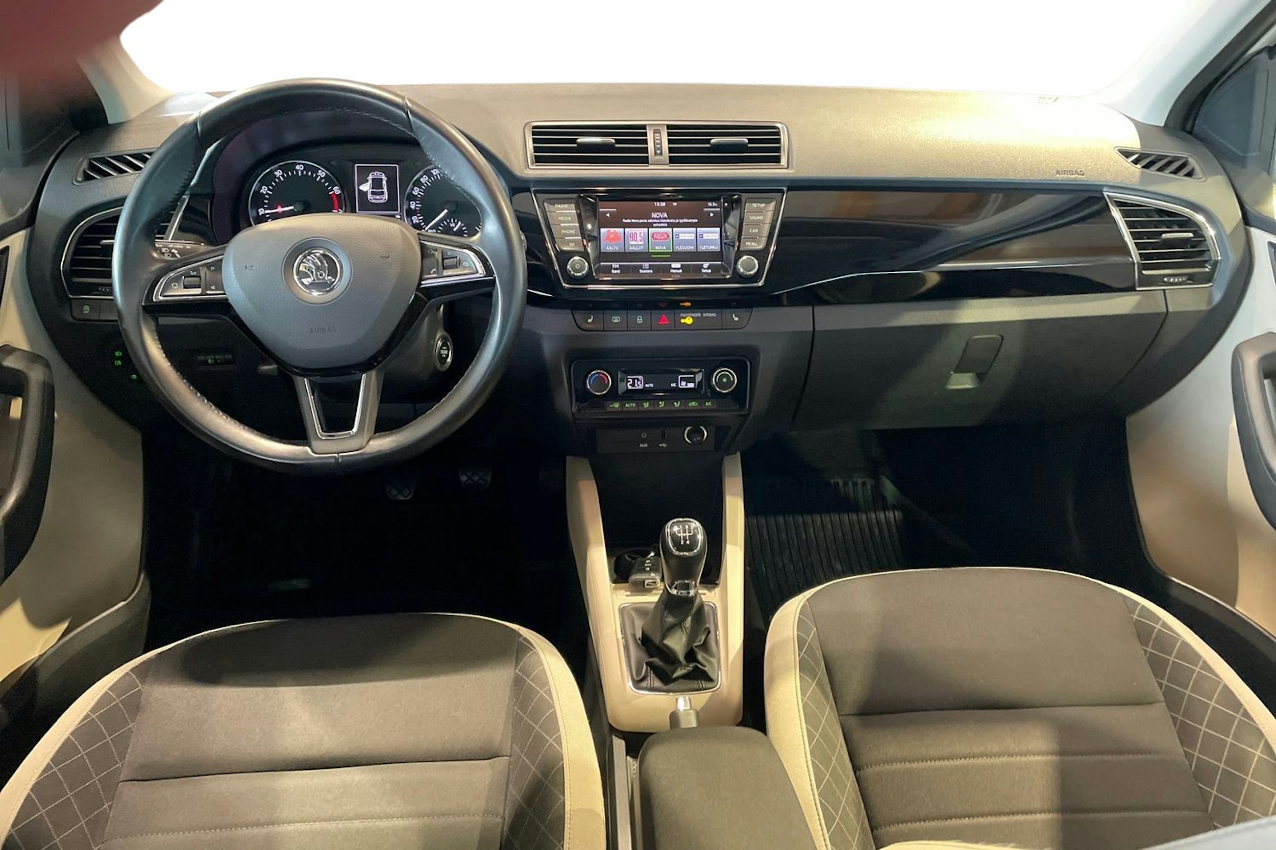 valkoinen Skoda Fabia 2015 kuva 7.