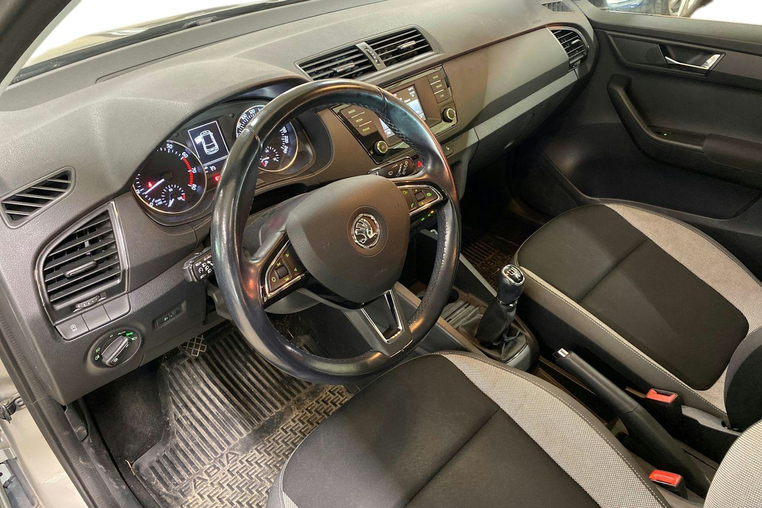 ruskea (beige) Skoda Fabia 2015 kuva 3.