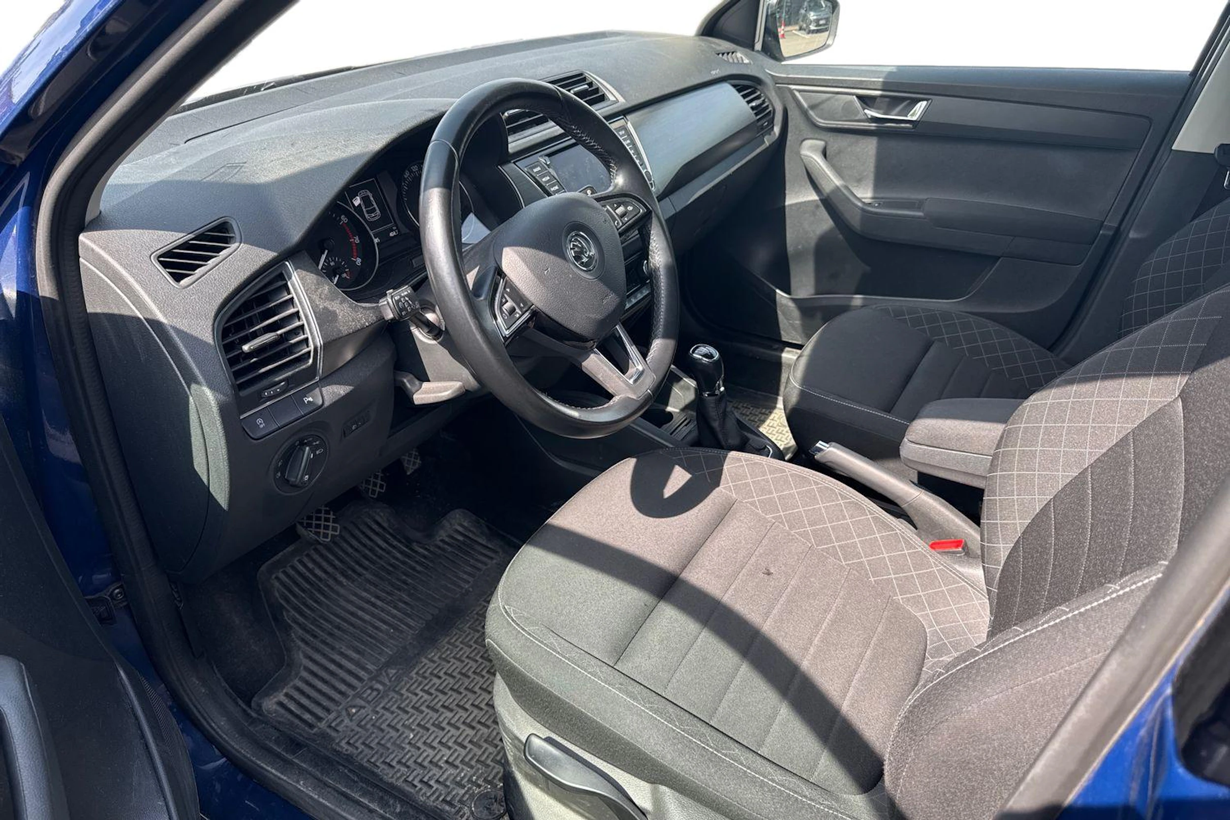 sininen Skoda Fabia 2015 kuva 3.