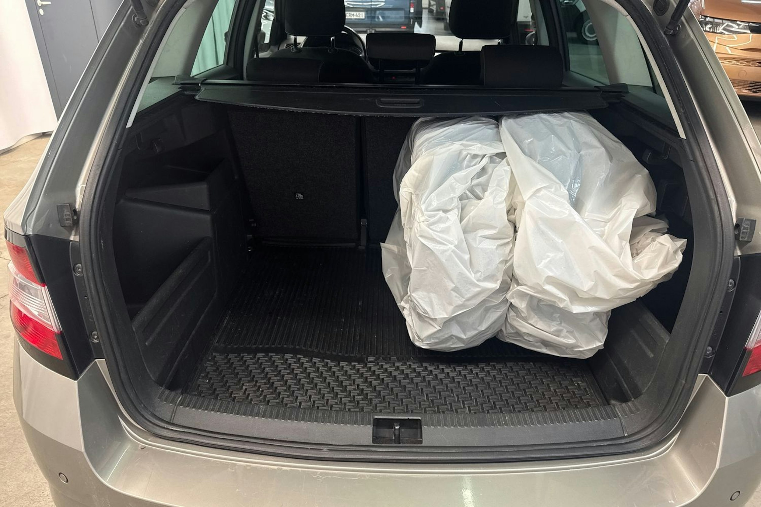 ruskea (beige) Skoda Fabia 2015 kuva 16.