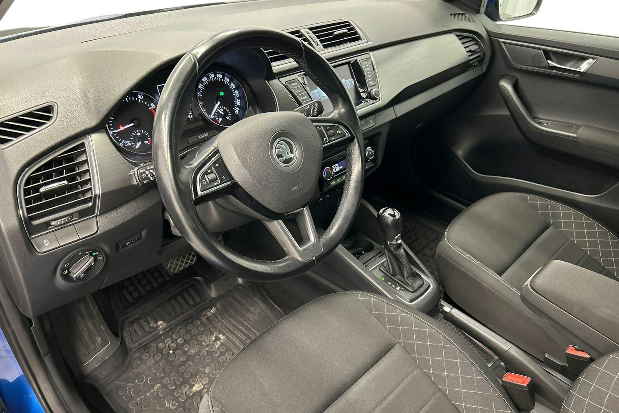 sininen Skoda Fabia 2015 kuva 7.