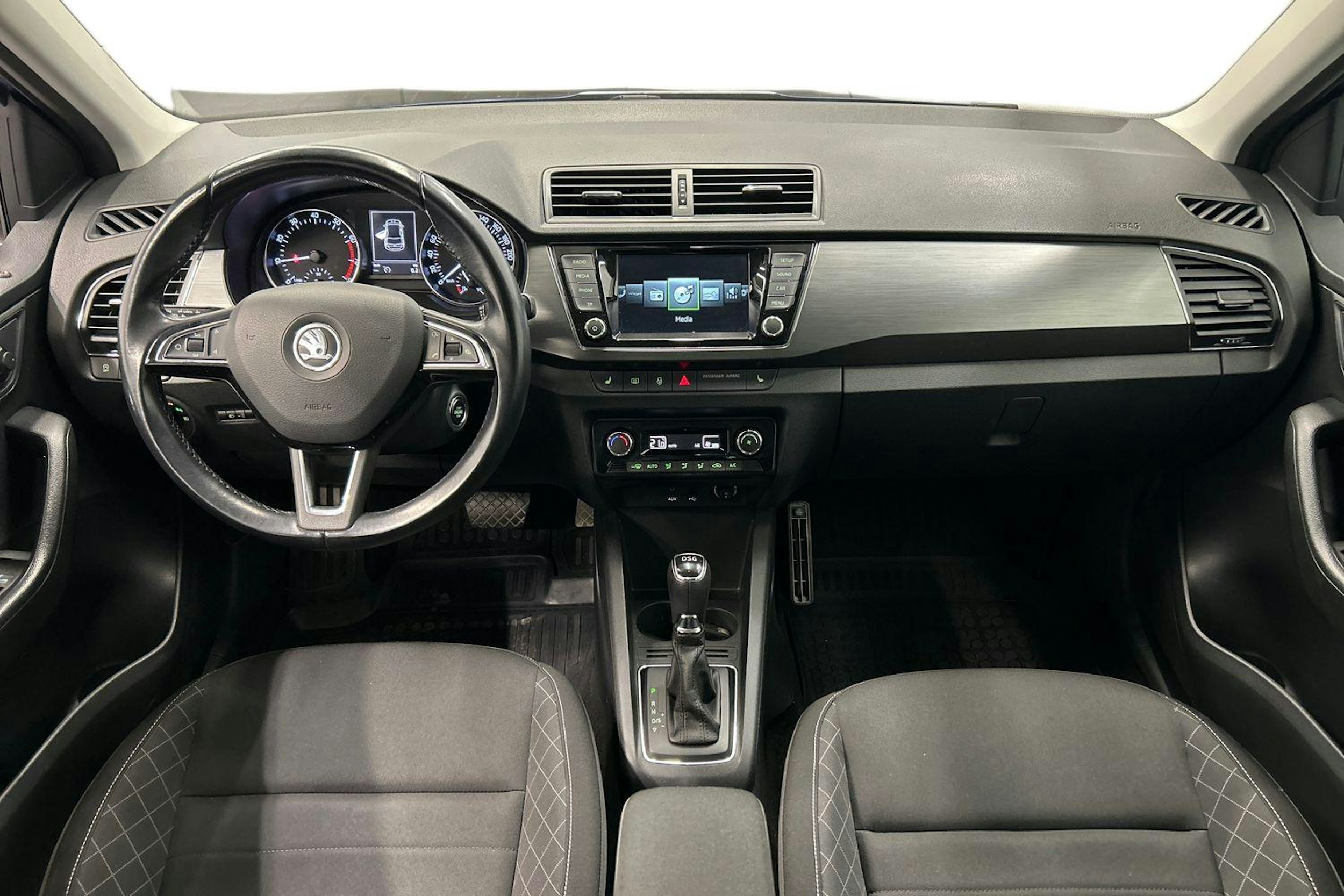 sininen Skoda Fabia 2015 kuva 9.