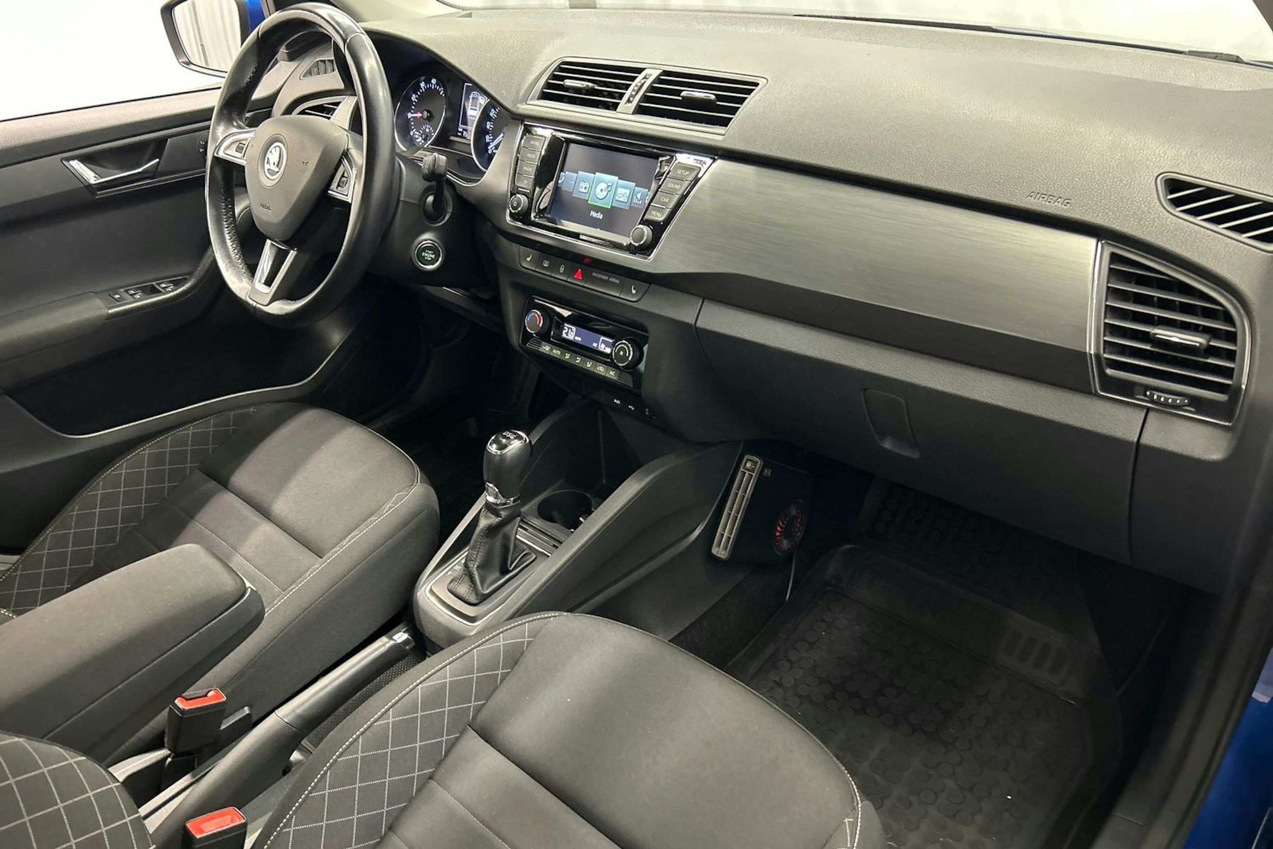 sininen Skoda Fabia 2015 kuva 14.